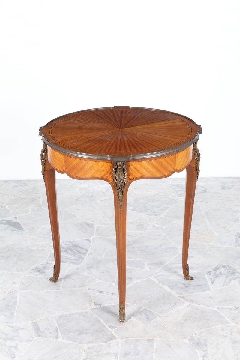 Tavolo da parata, lastronatura in satinwood con finiture in bronzo cesellato (XIX secolo)