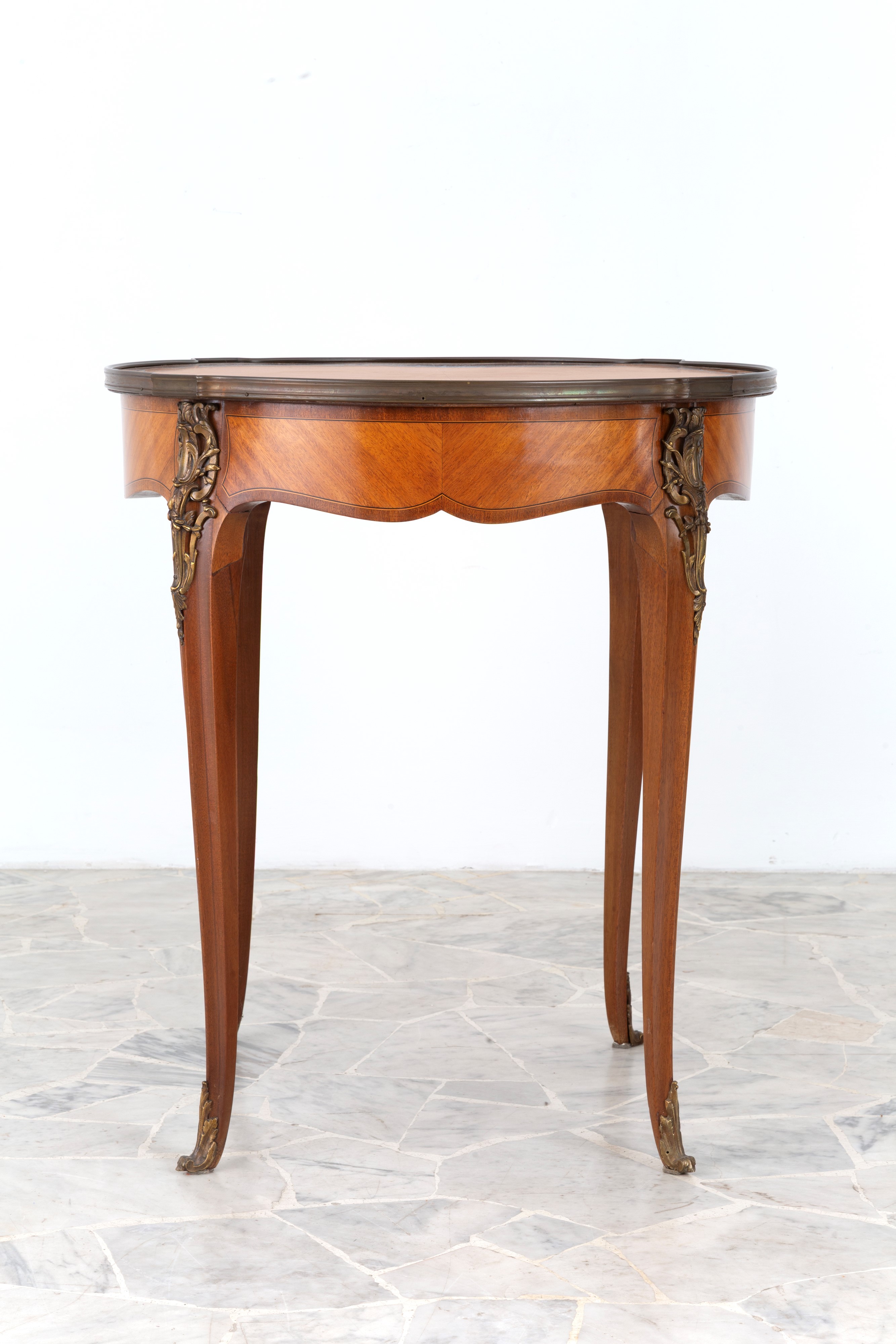 Tavolo da parata, lastronatura in satinwood con finiture in bronzo cesellato (XIX secolo)