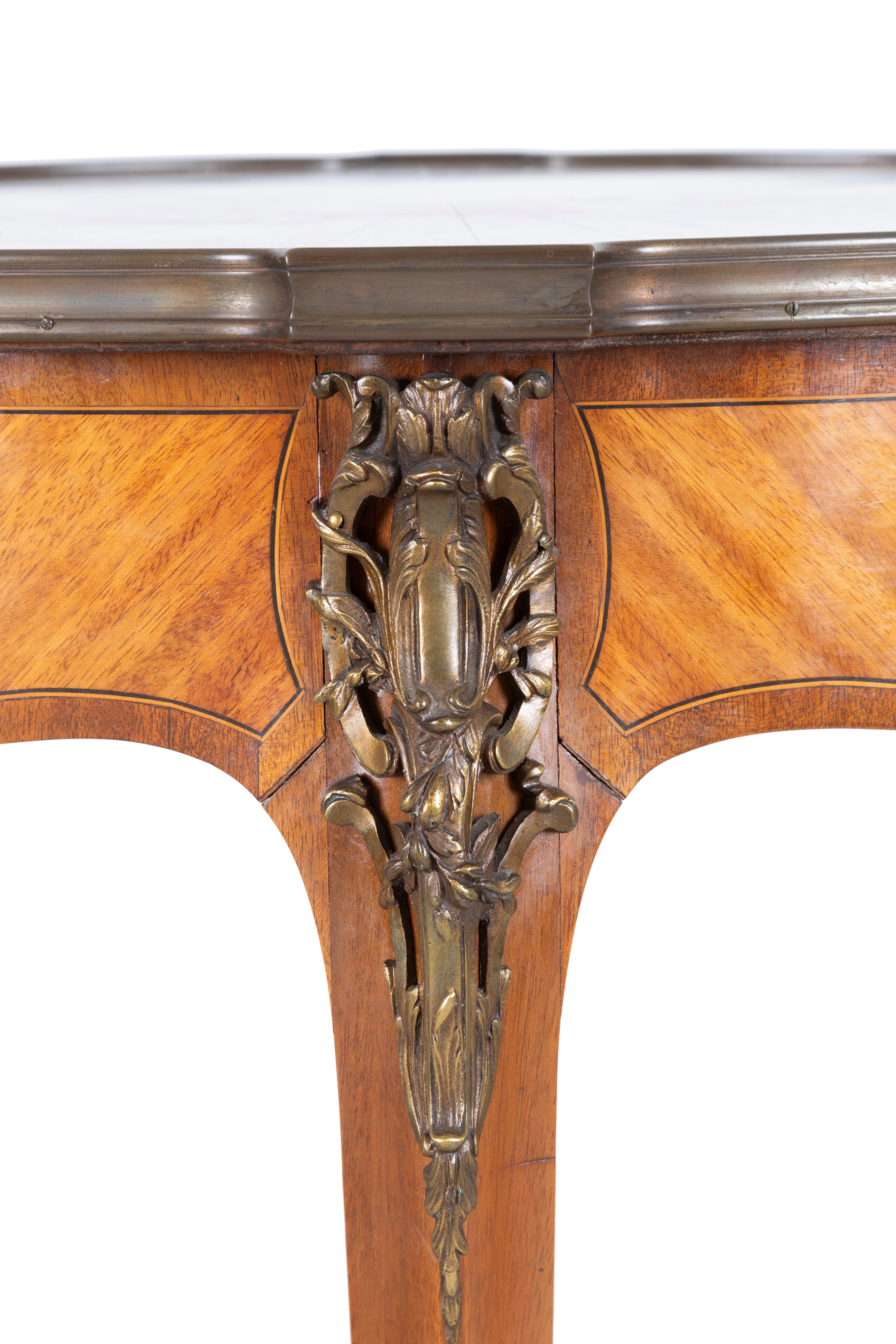 Tavolo da parata, lastronatura in satinwood con finiture in bronzo cesellato (XIX secolo)