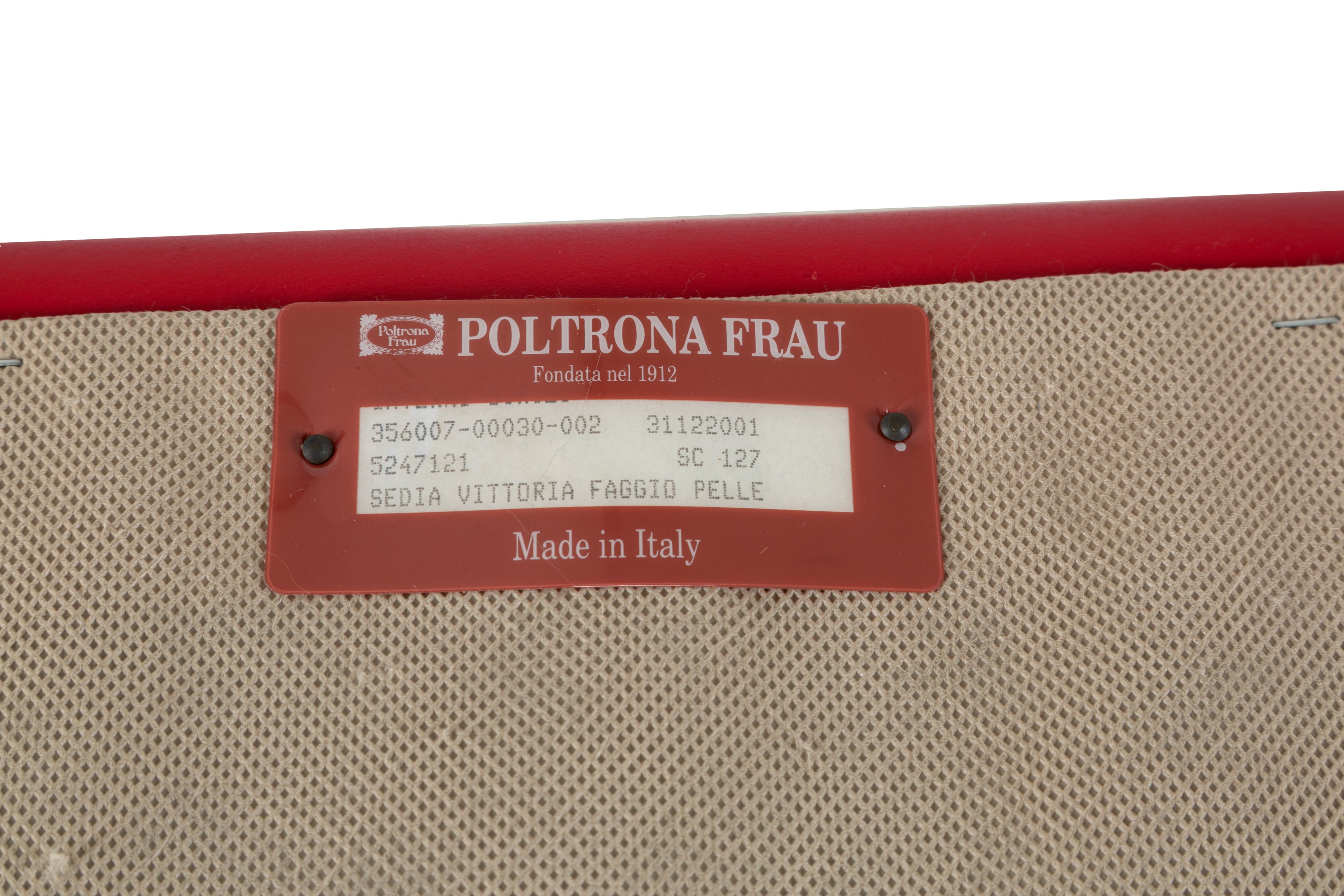 Poltrona Frau, Quattro sedie modello Vittoria in legno con rivestimento in pelle rossa