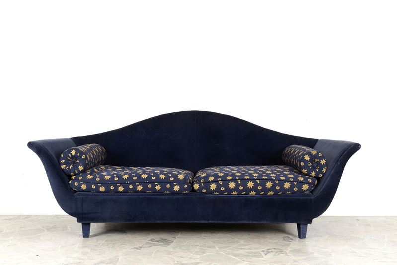 Divano ad ali di gabbiano, rivestito in velluto blu (anni ’80)