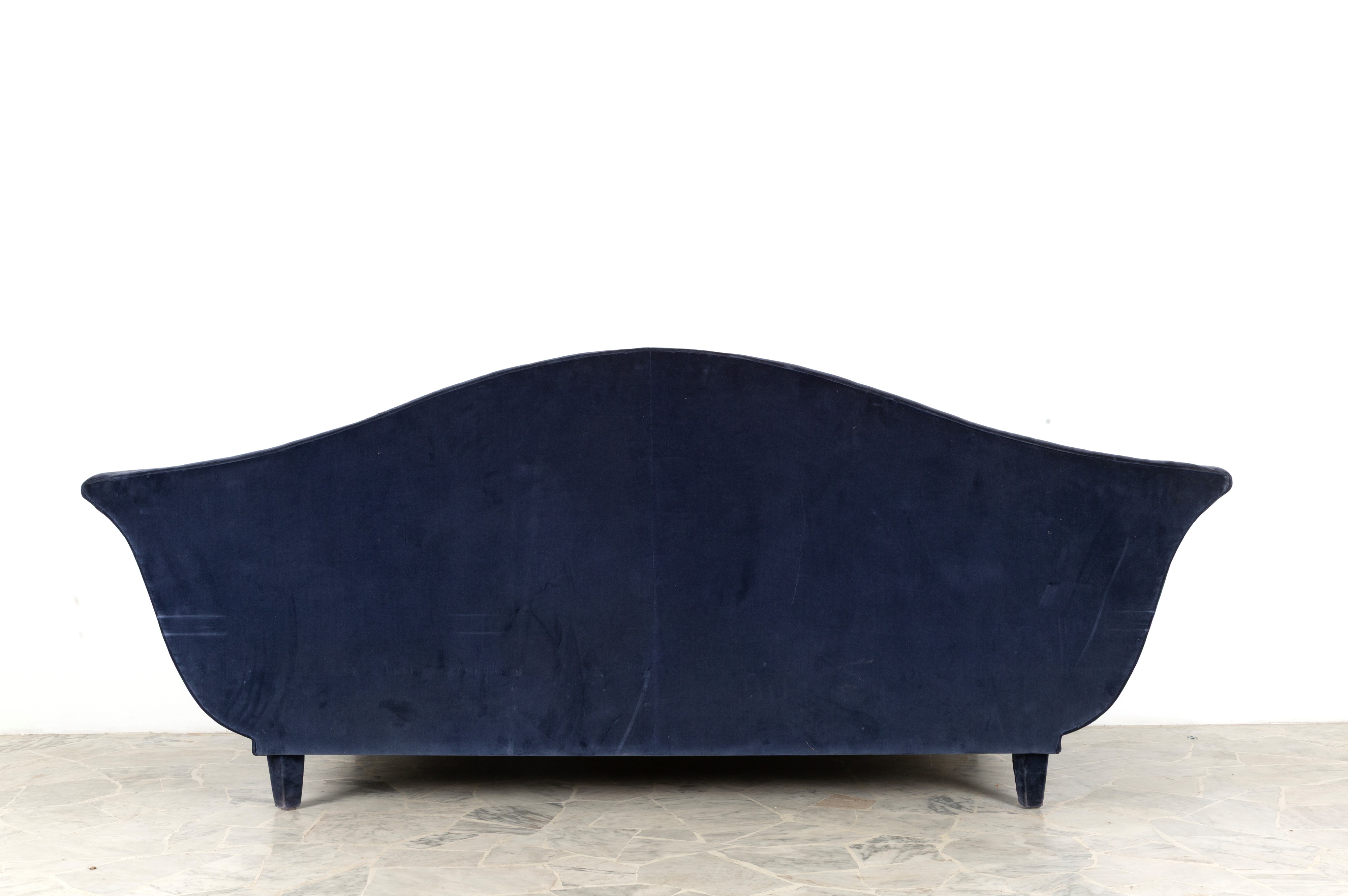 Divano ad ali di gabbiano, rivestito in velluto blu (anni ’80)