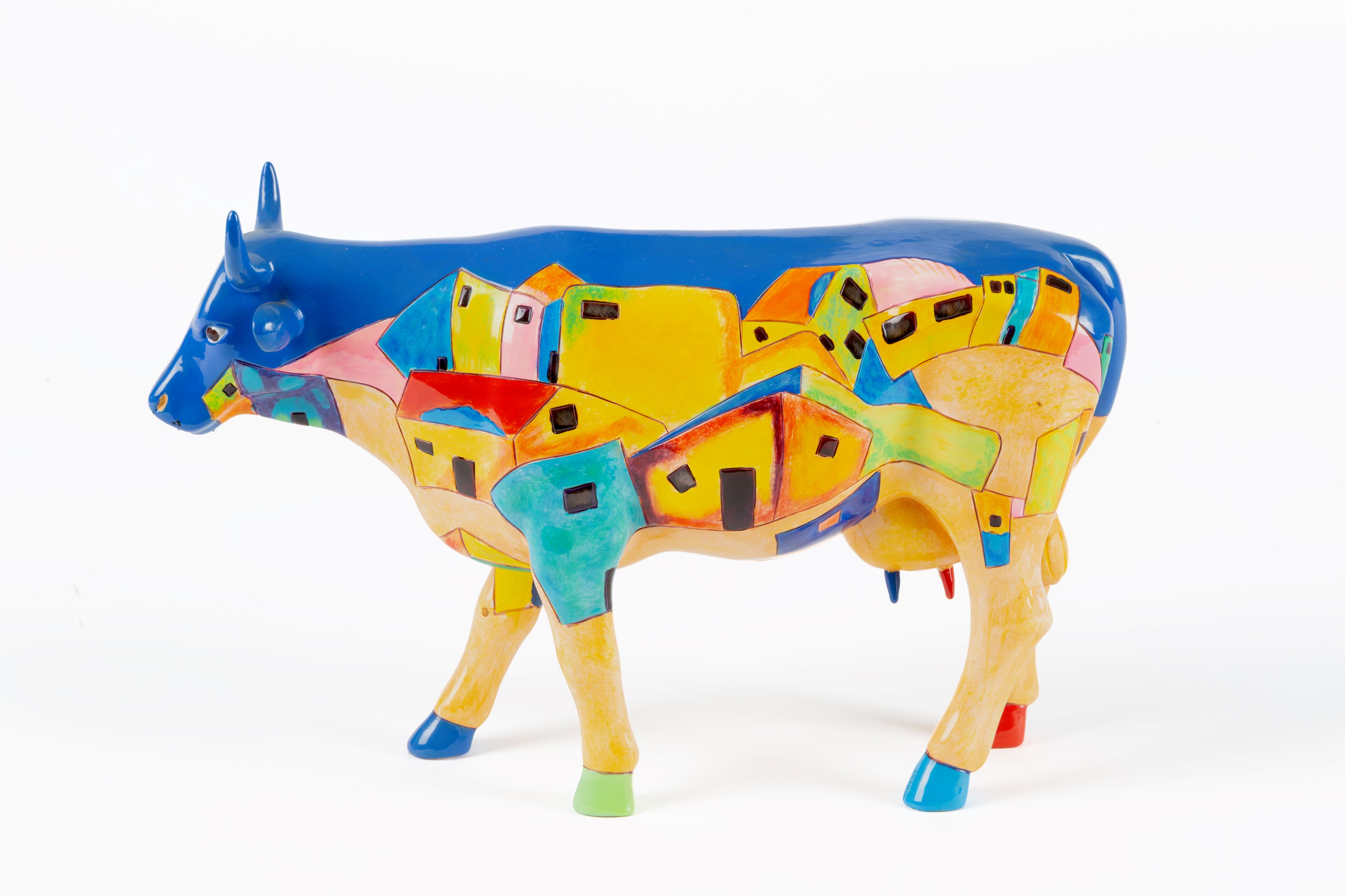 Scultura, Mucca con case dipinte, maiolica policroma