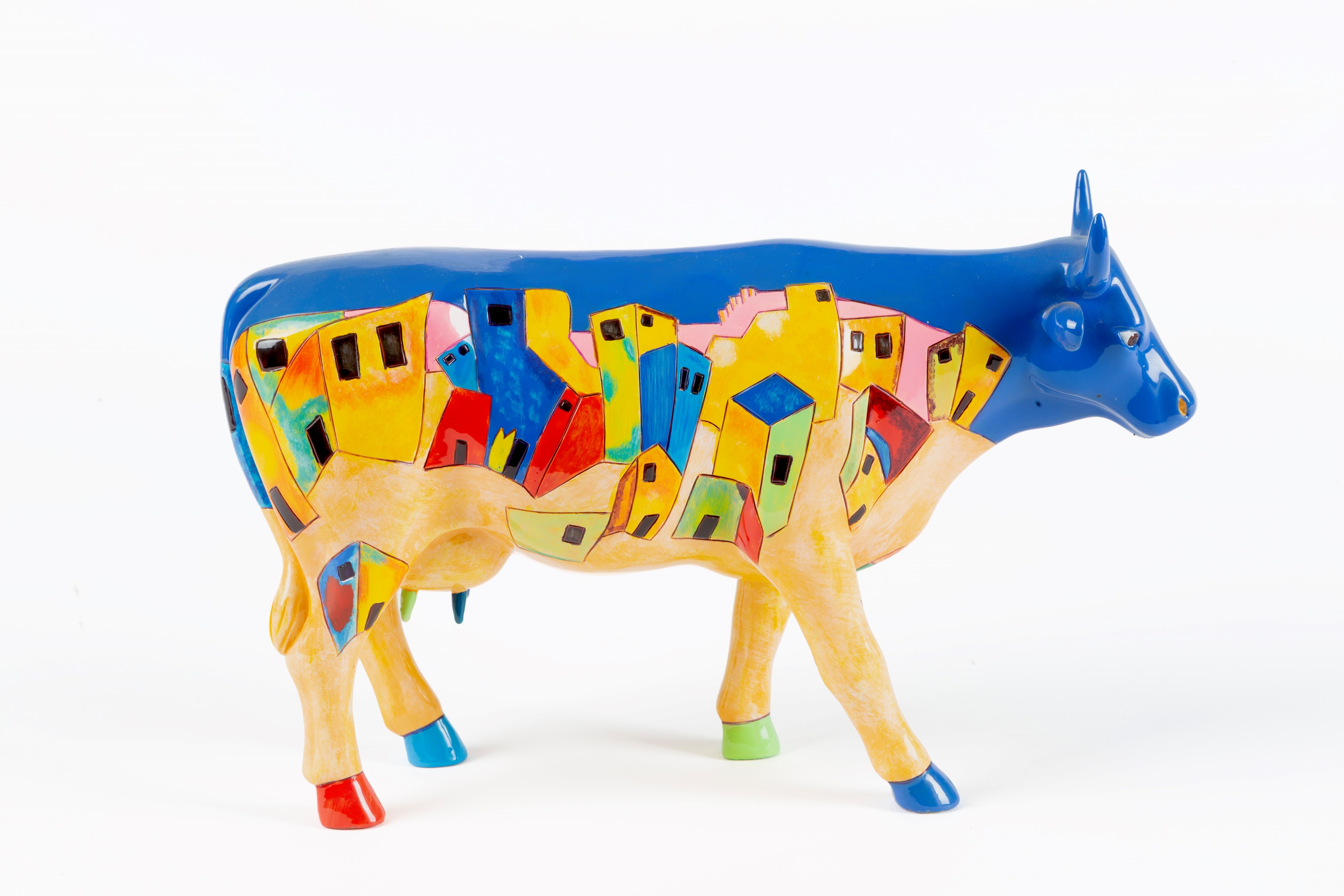 Scultura, Mucca con case dipinte, maiolica policroma