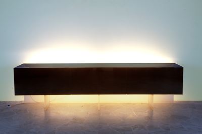 Acerbis, Credenza in legno laccato nero con retroilluminazione