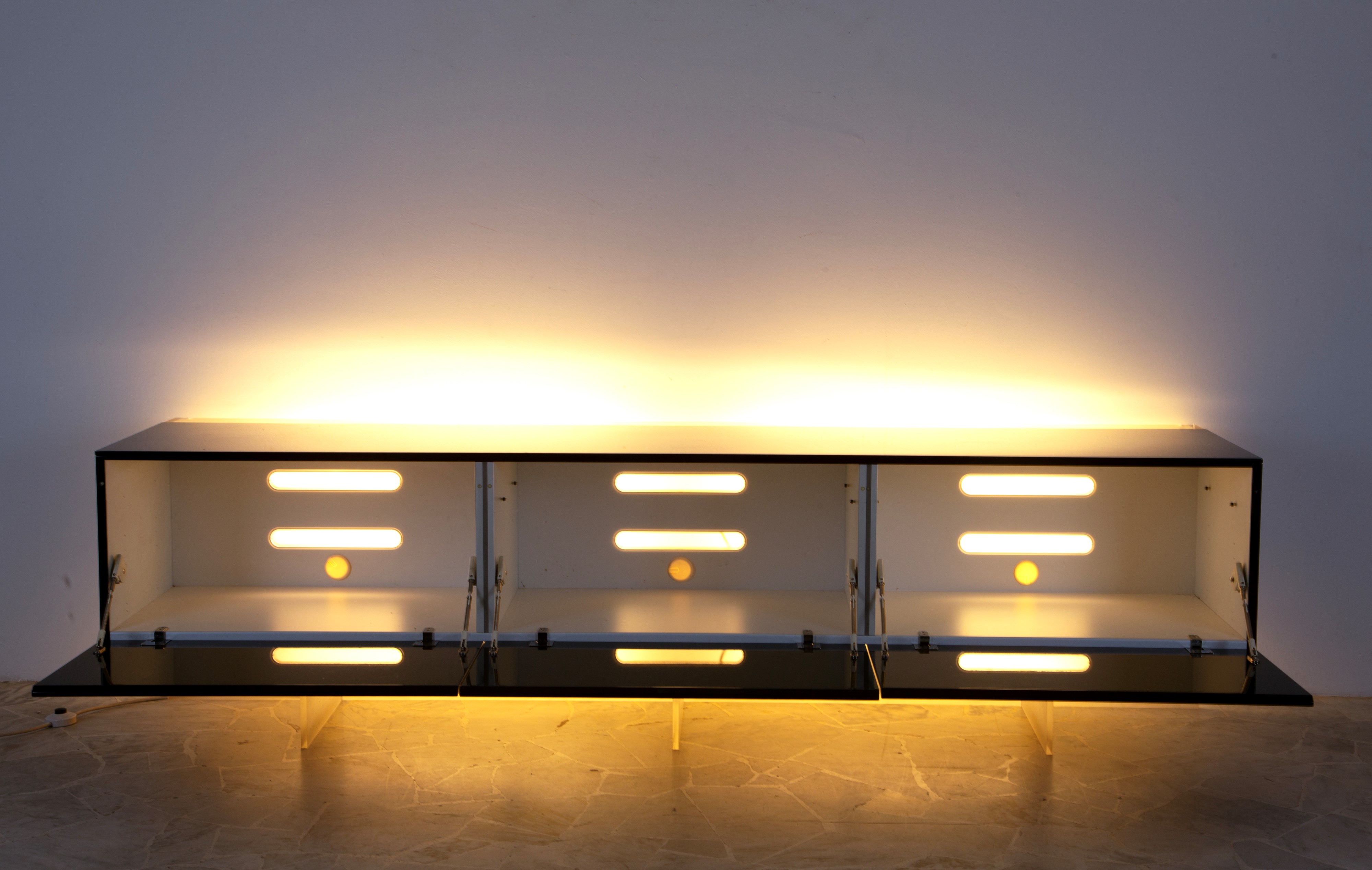 Acerbis, Credenza in legno laccato nero con retroilluminazione