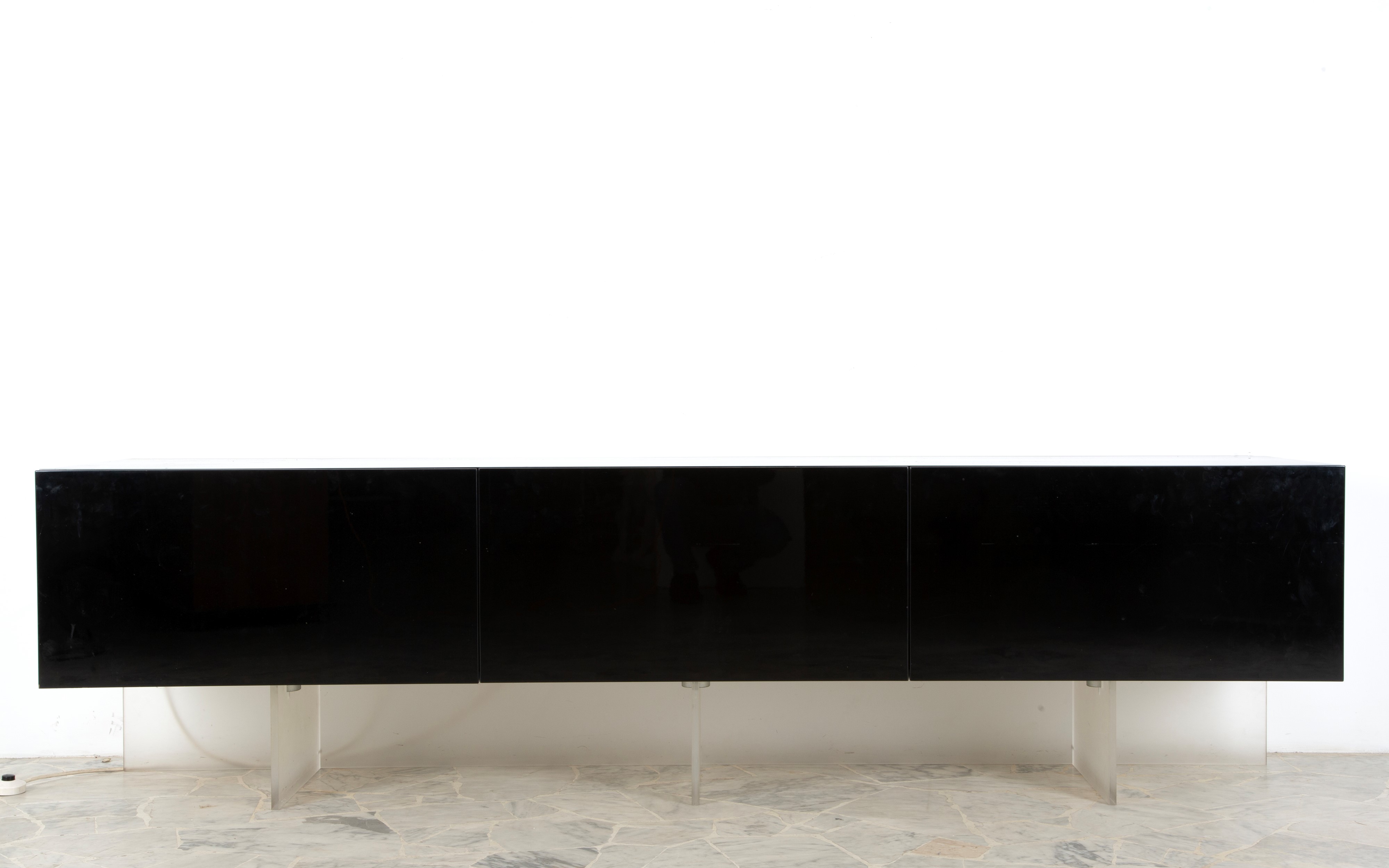 Acerbis, Credenza in legno laccato nero con retroilluminazione