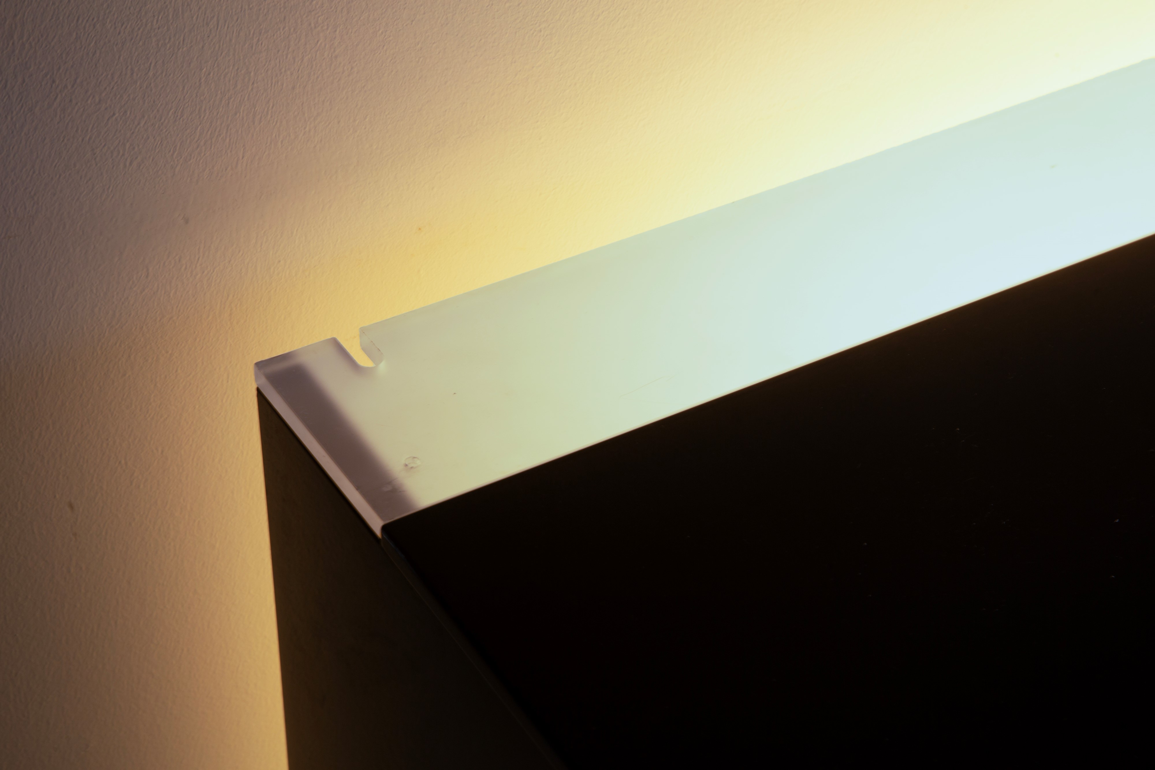 Acerbis, Credenza in legno laccato nero con retroilluminazione