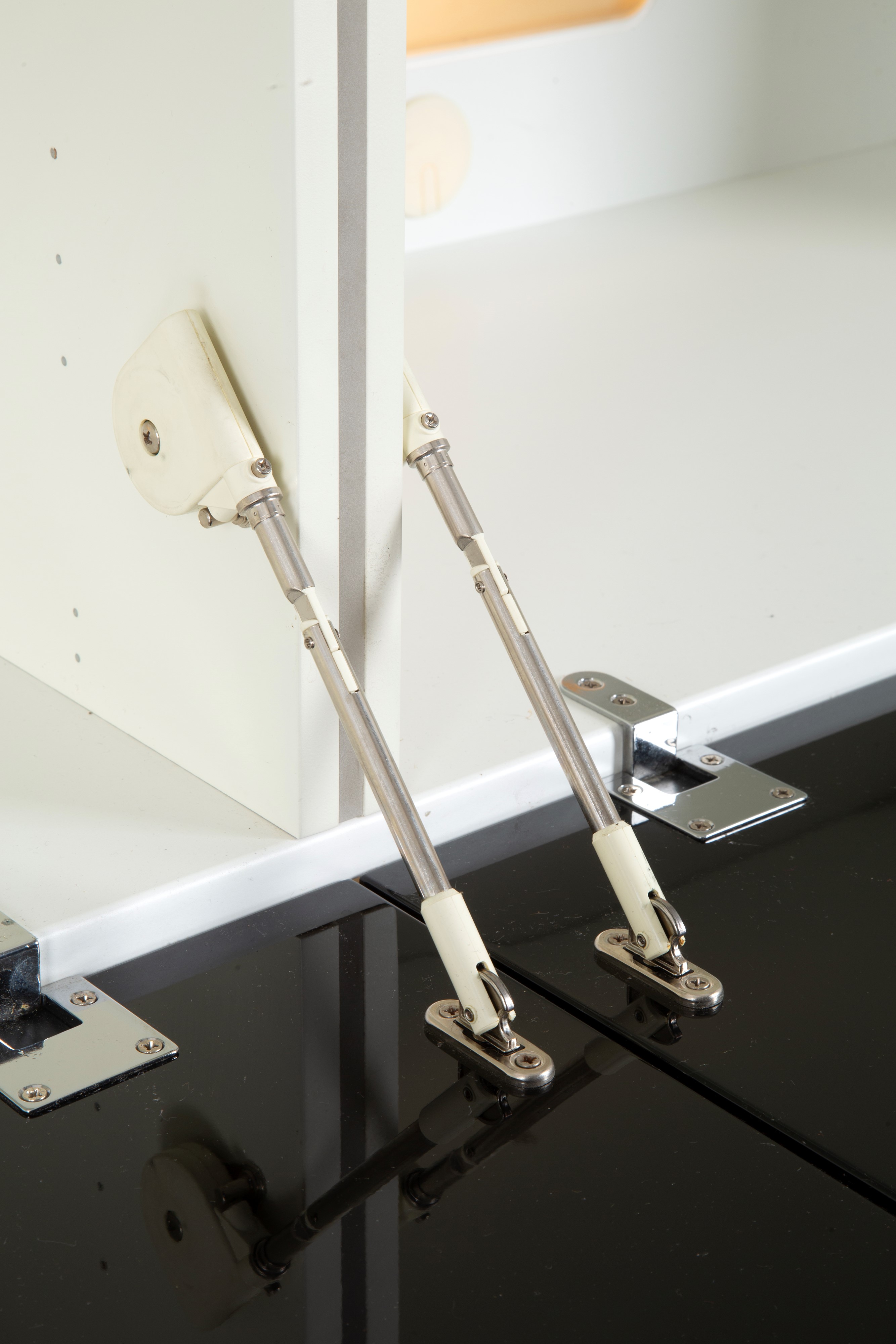 Acerbis, Credenza in legno laccato nero con retroilluminazione