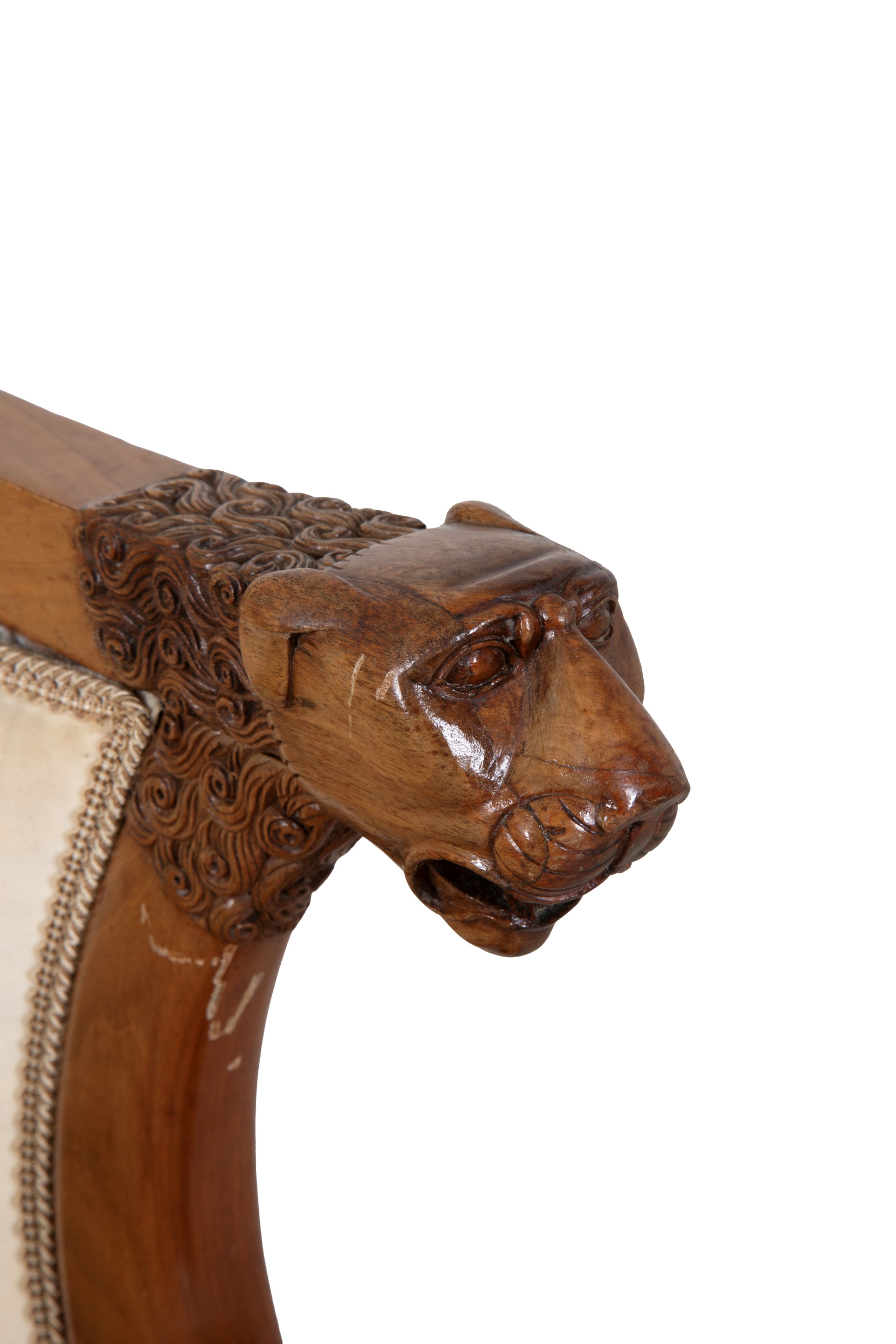 Poltrona in legno, piedi leonini e braccioli con teste di leoni, XIX secolo