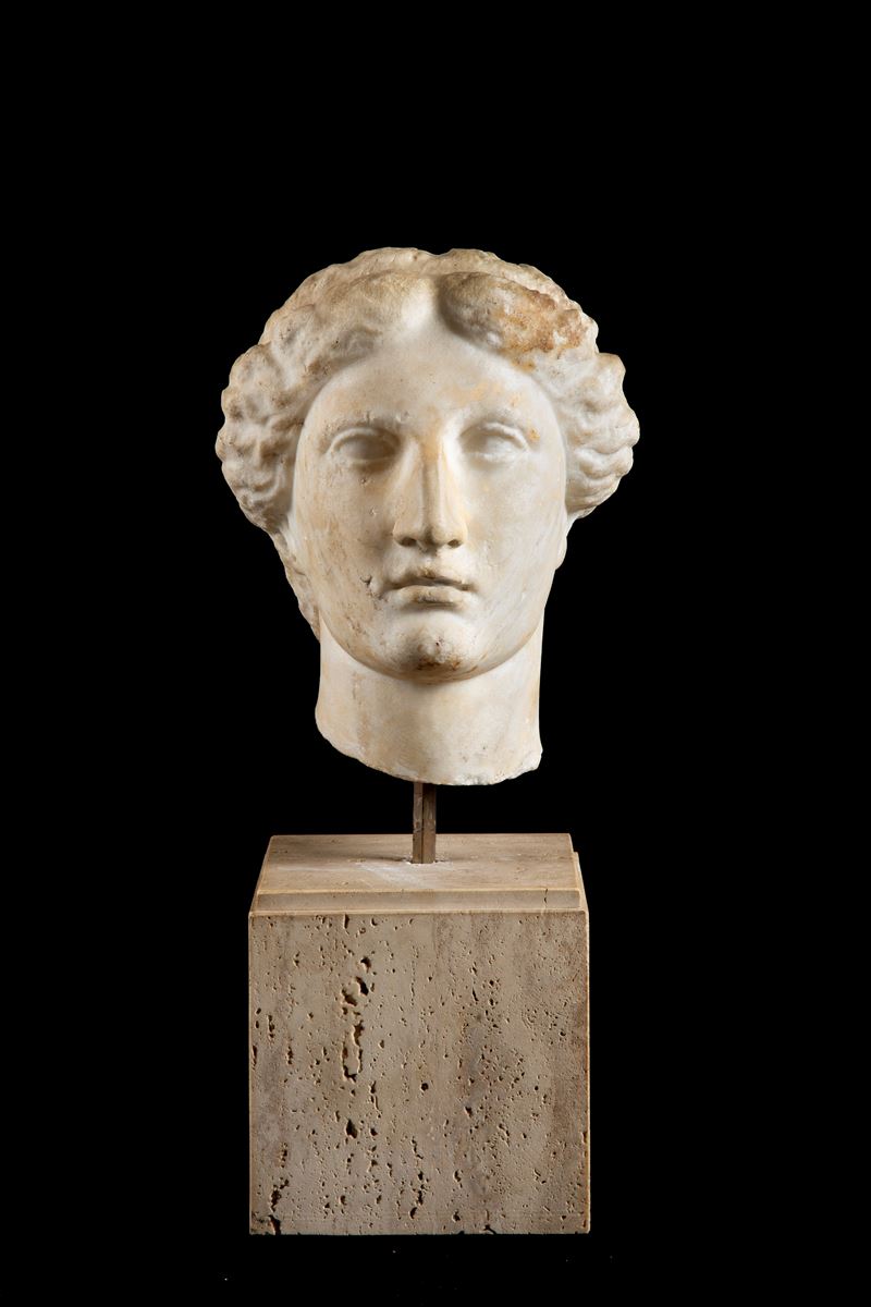 Testa di Afrodite, scultura in marmo con base in travertino, XVIII secolo