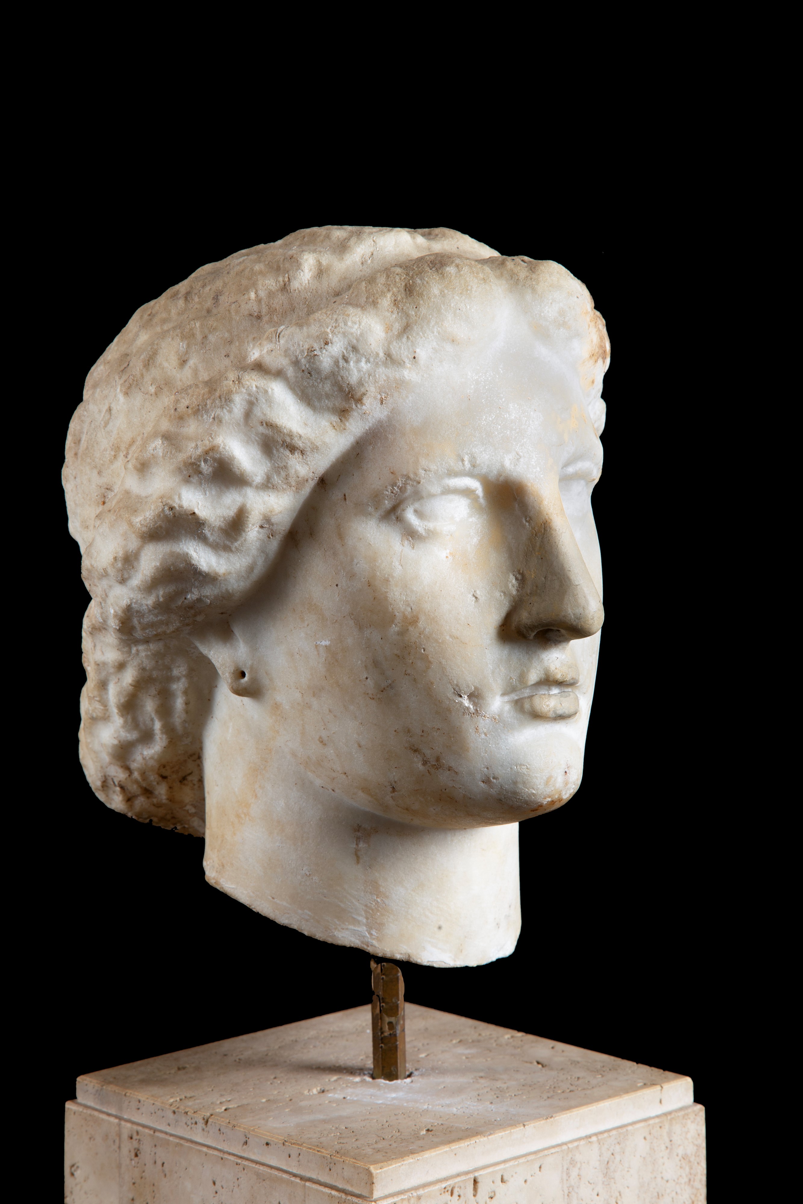 Testa di Afrodite, scultura in marmo con base in travertino, XVIII secolo