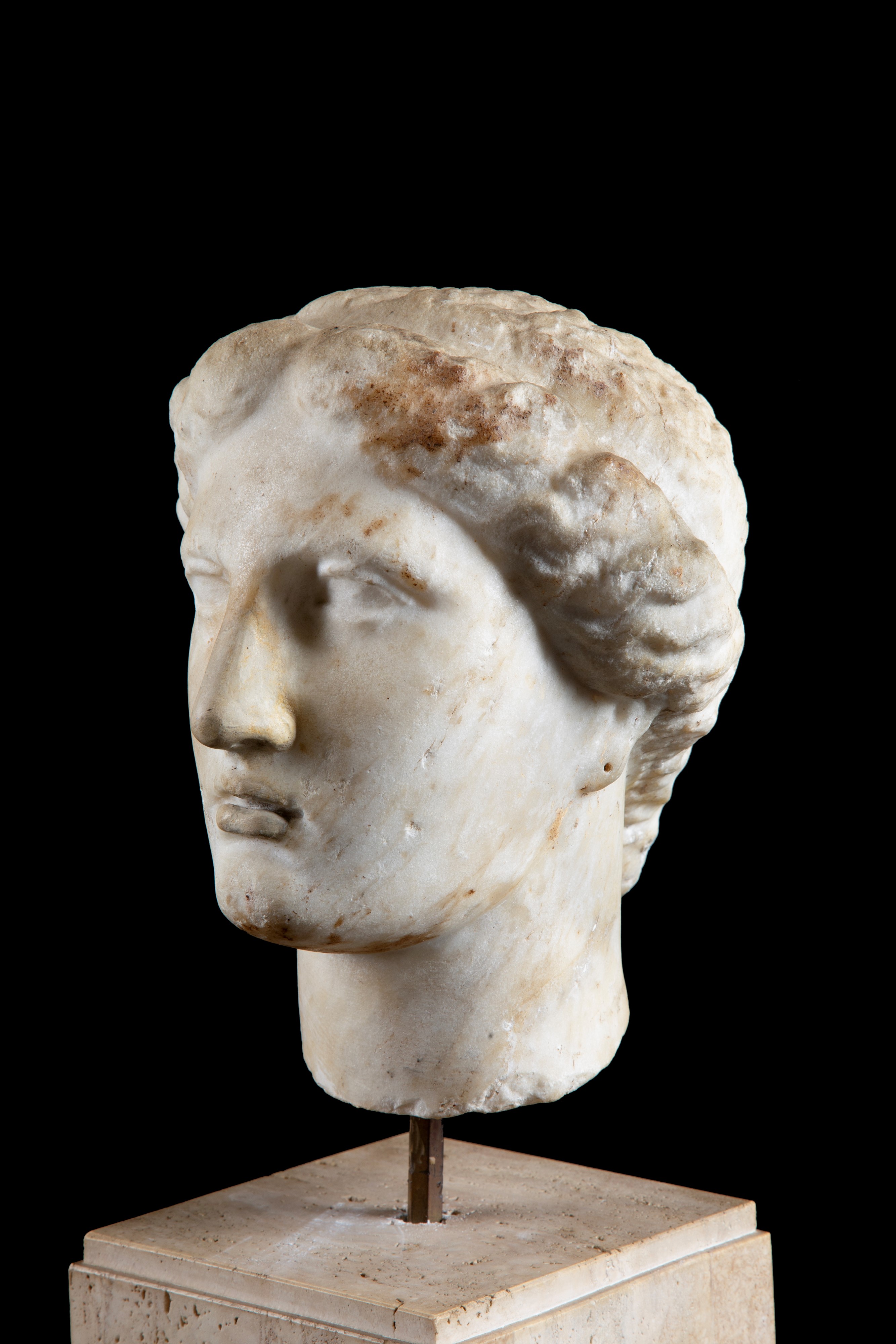Testa di Afrodite, scultura in marmo con base in travertino, XVIII secolo