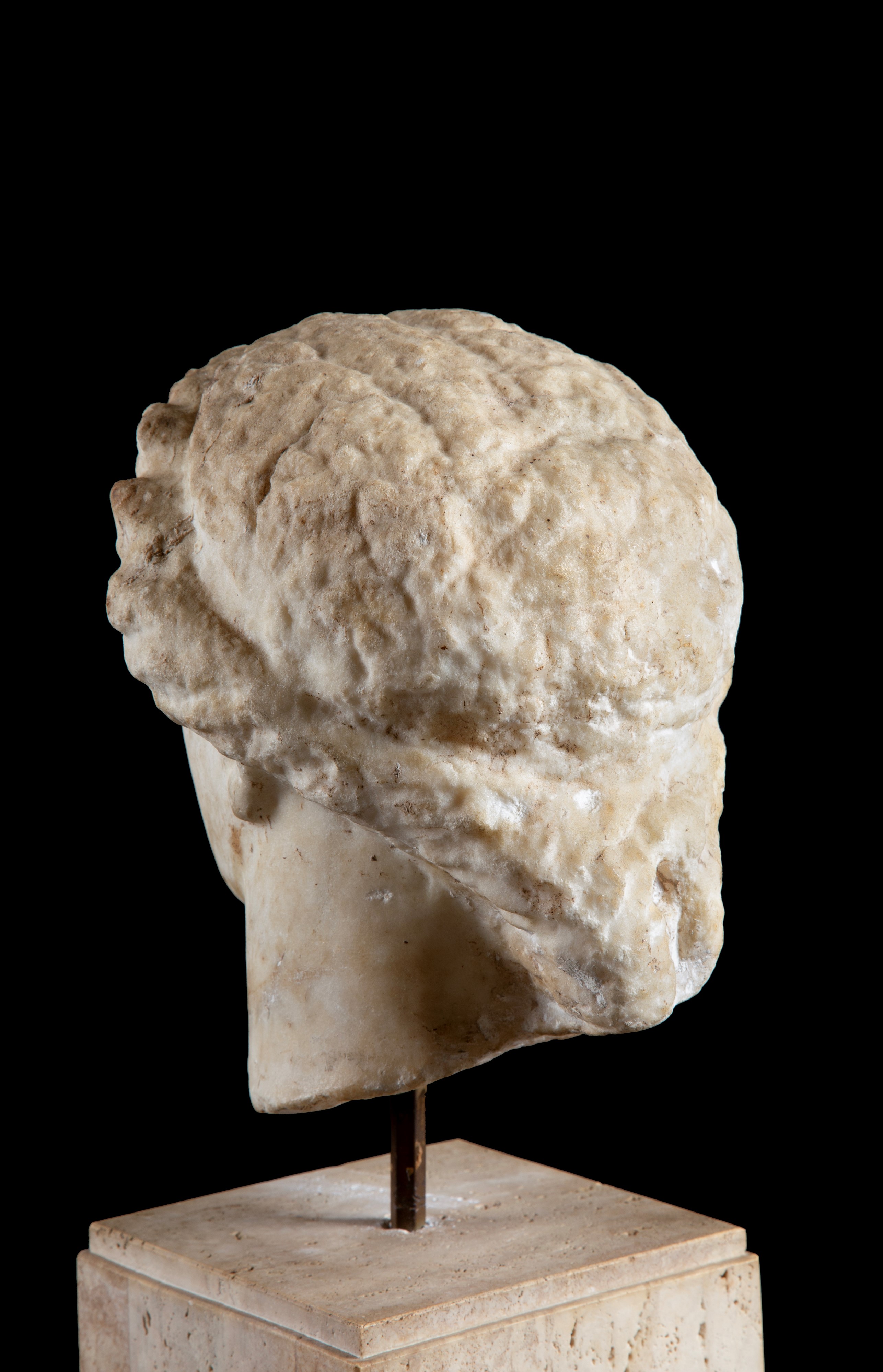 Testa di Afrodite, scultura in marmo con base in travertino, XVIII secolo
