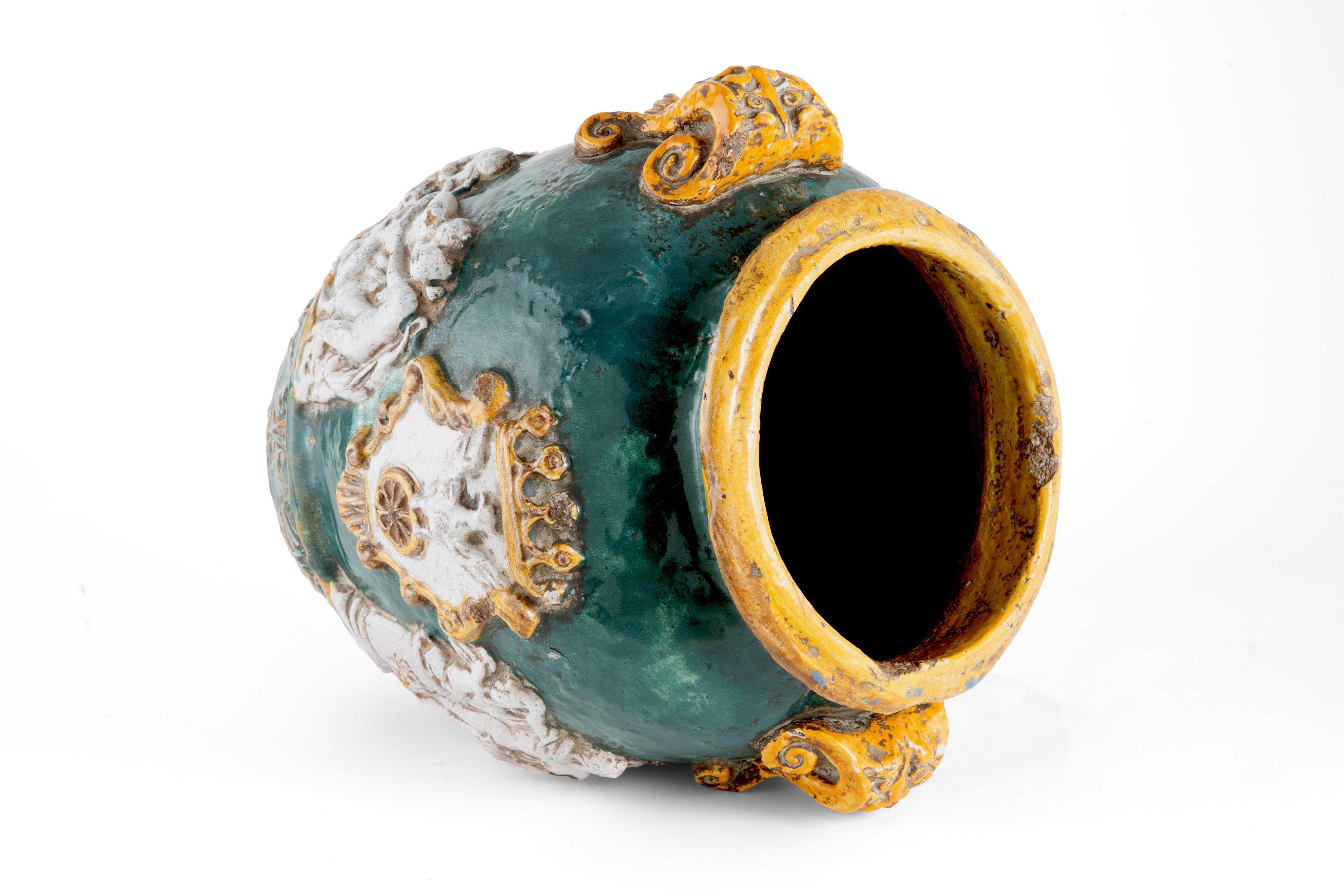 Vaso in maiolica invetriata verde e gialla con stemmi araldici e scene di vita, XIX secolo