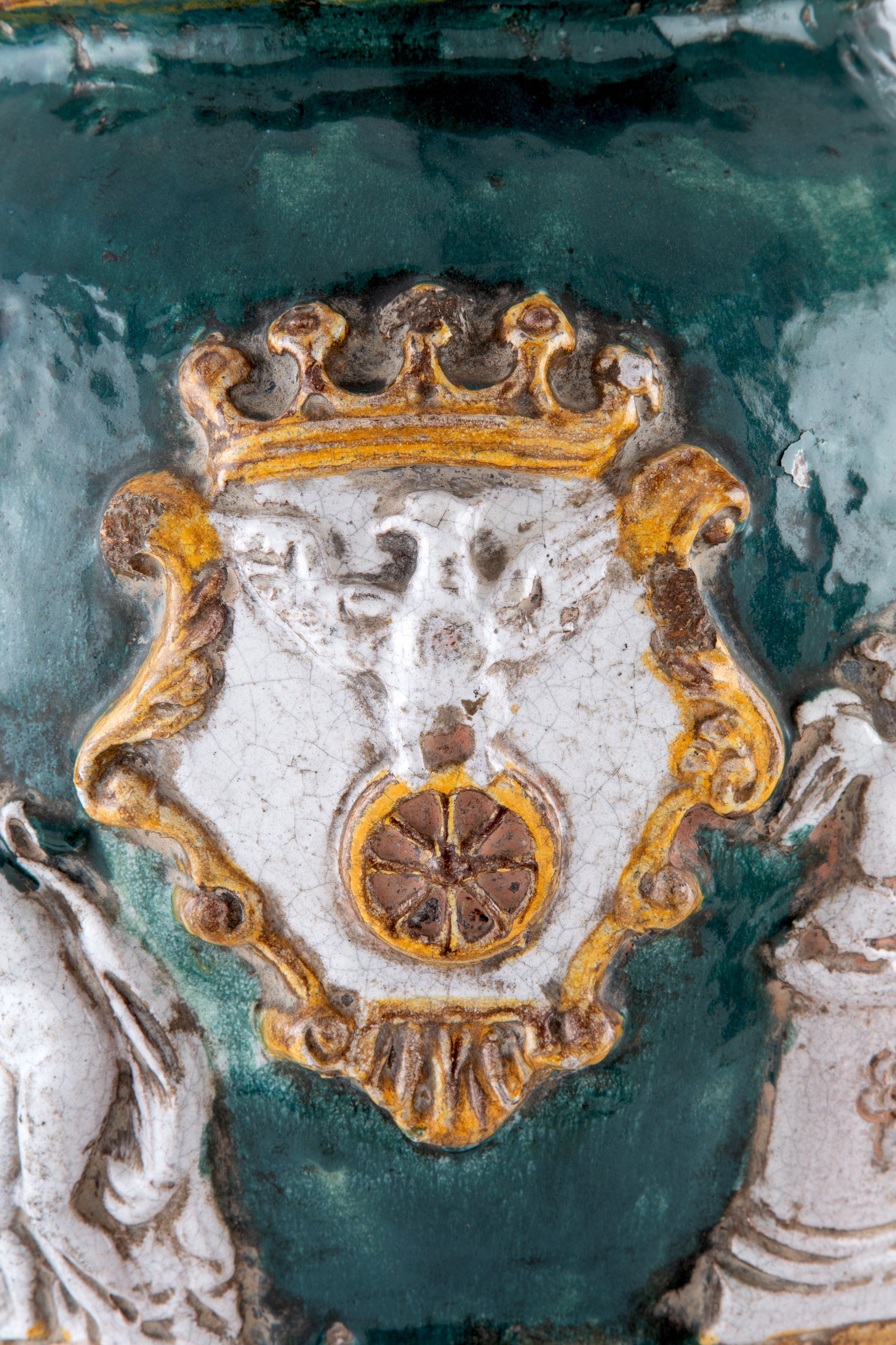 Vaso in maiolica invetriata verde e gialla con stemmi araldici e scene di vita, XIX secolo