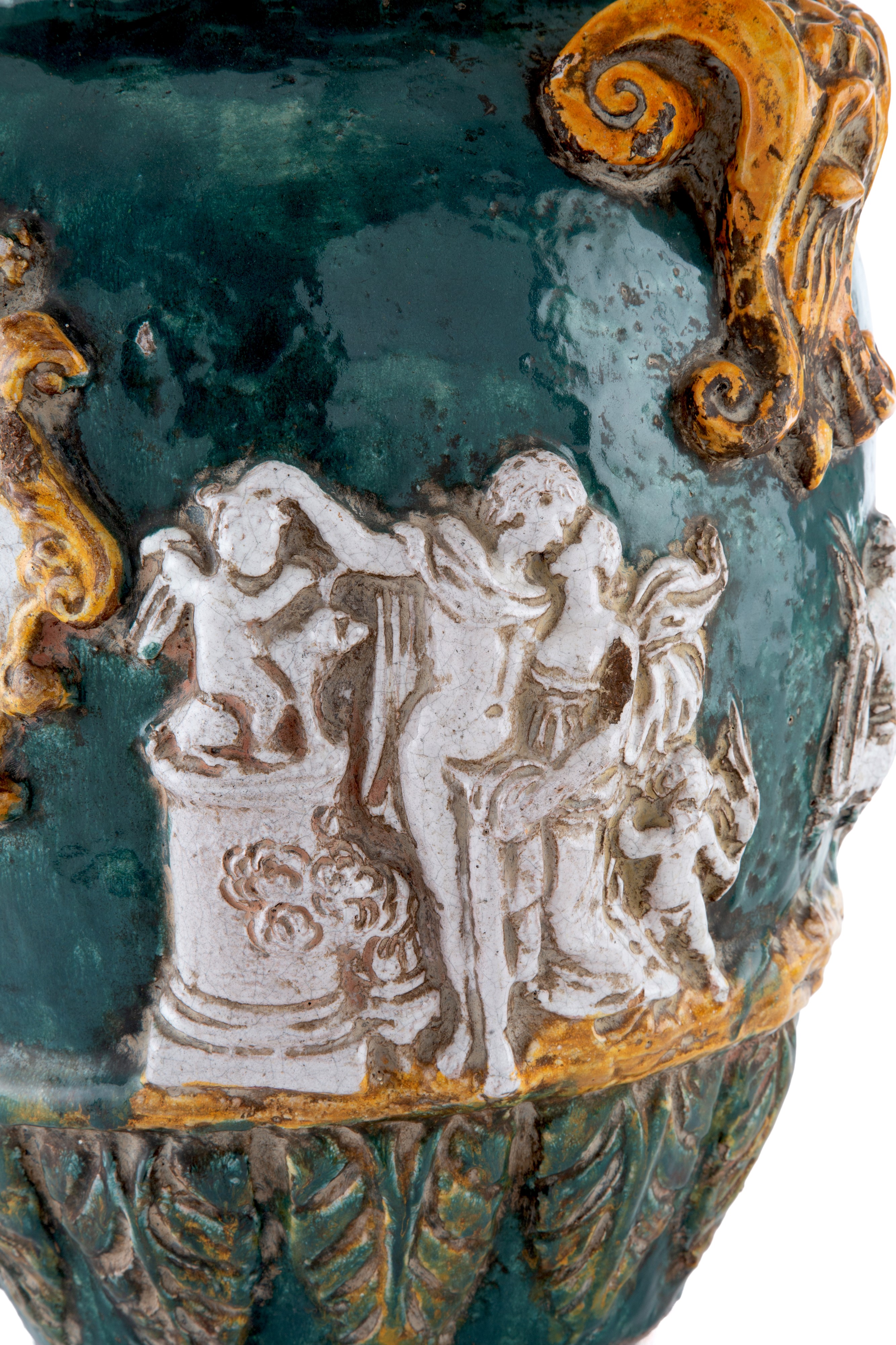Vaso in maiolica invetriata verde e gialla con stemmi araldici e scene di vita, XIX secolo