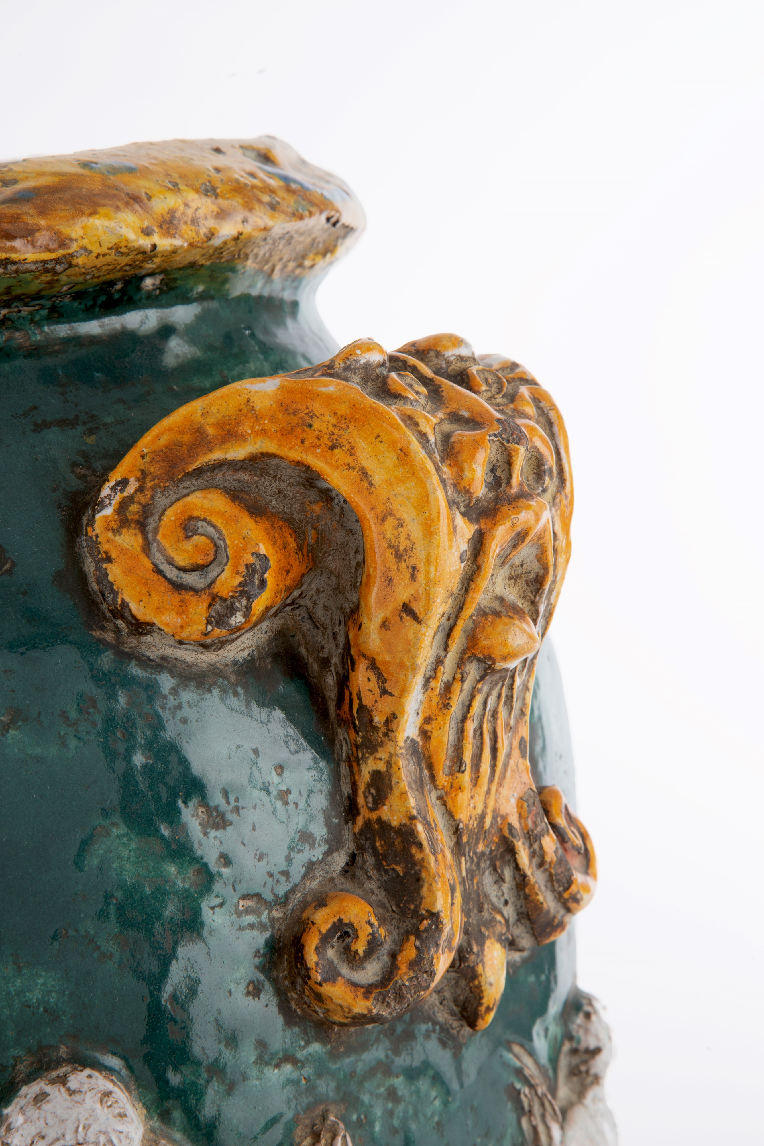 Vaso in maiolica invetriata verde e gialla con stemmi araldici e scene di vita, XIX secolo