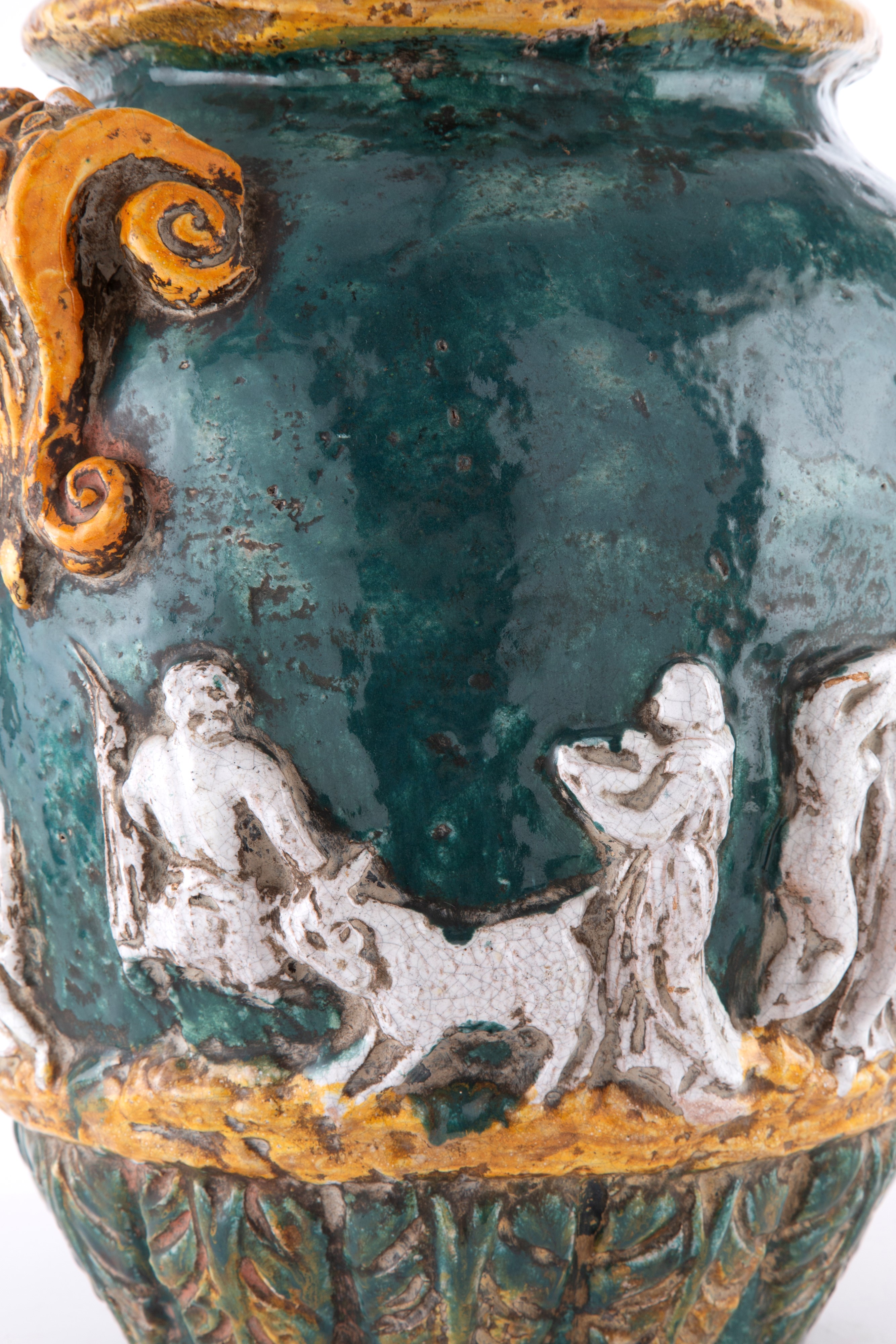 Vaso in maiolica invetriata verde e gialla con stemmi araldici e scene di vita, XIX secolo