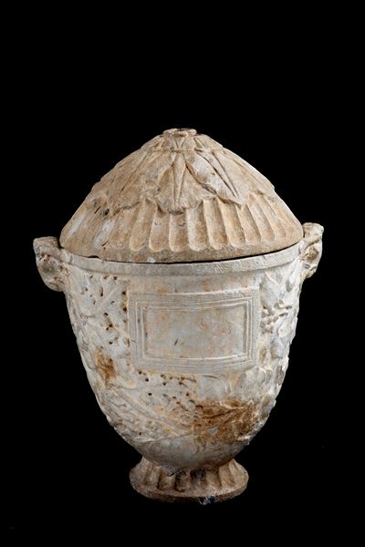 Vaso antico in pietra con coperchio, decorazioni floreali