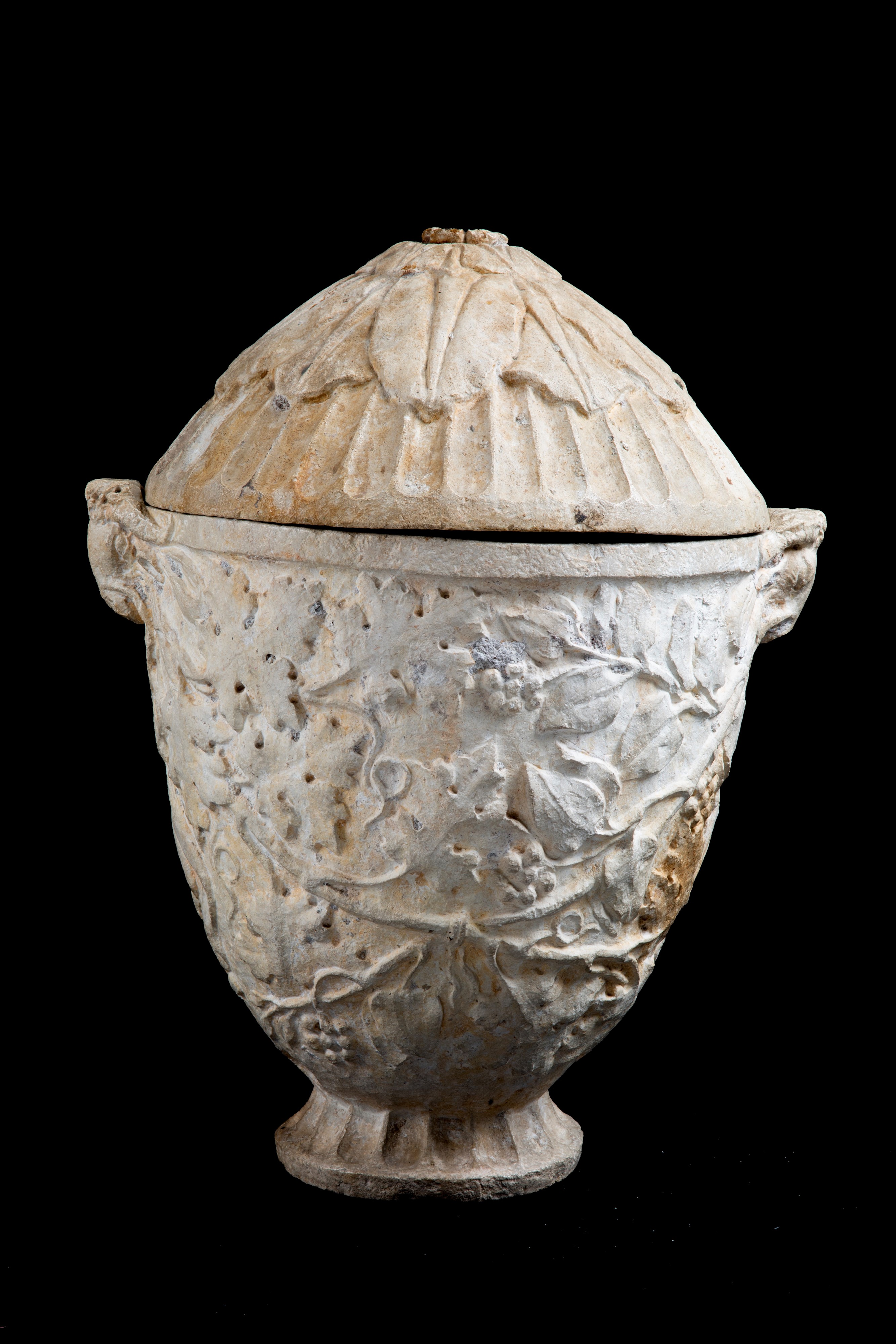Vaso antico in pietra con coperchio, decorazioni floreali