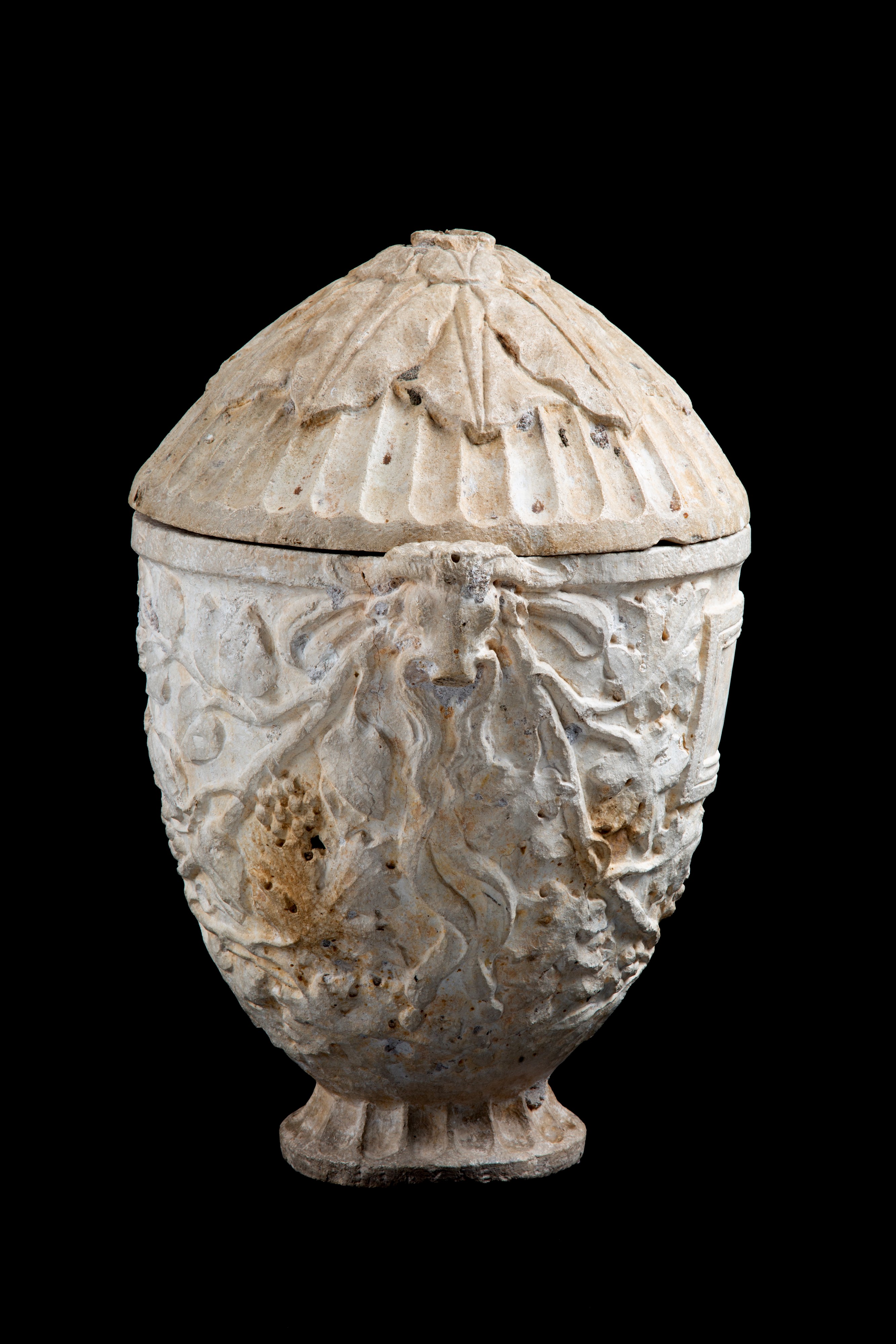 Vaso antico in pietra con coperchio, decorazioni floreali