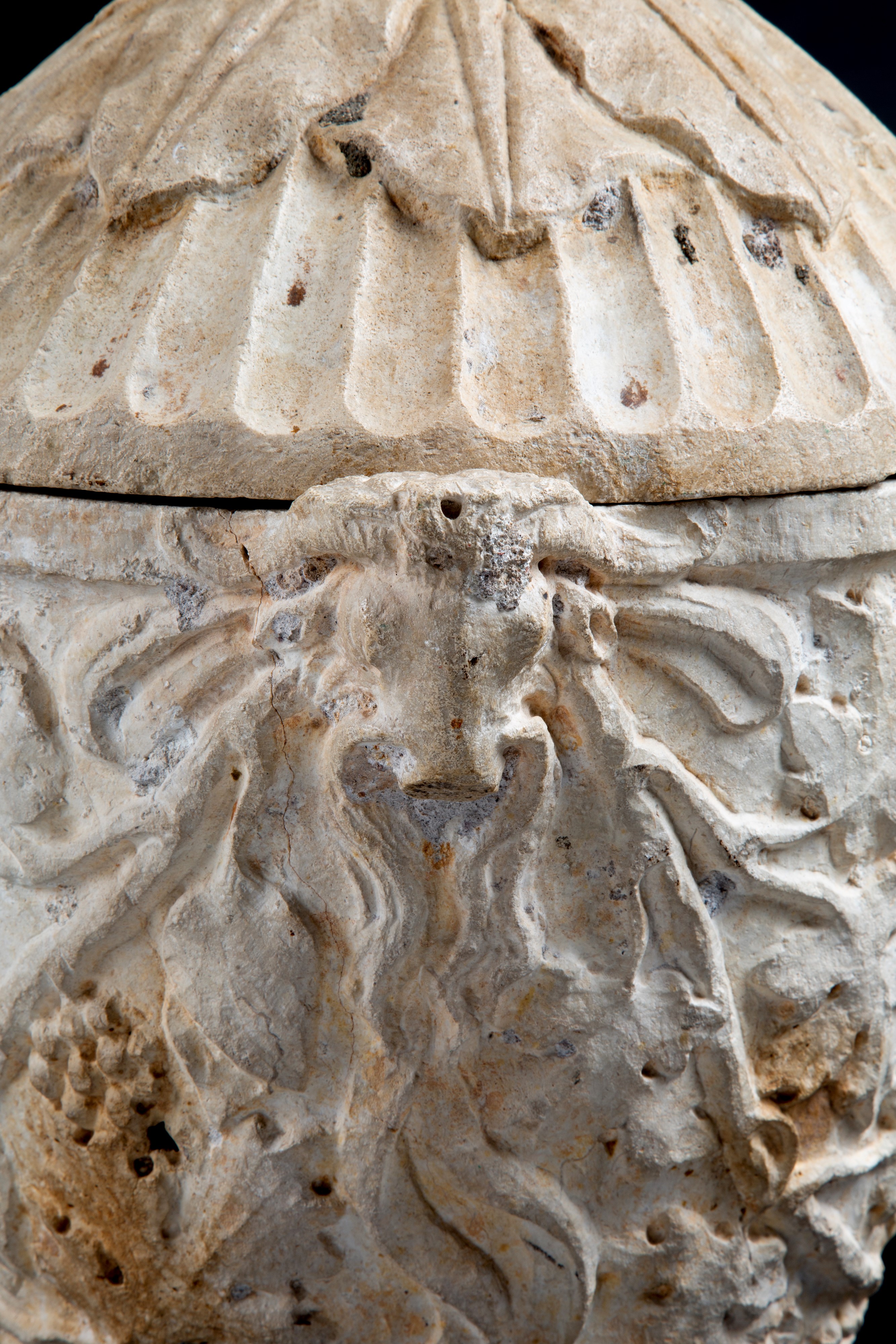 Vaso antico in pietra con coperchio, decorazioni floreali