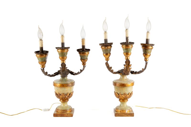 Coppia di lampade, tre luci, anfore in legno laccato verde e metallo dorato, XIX secolo