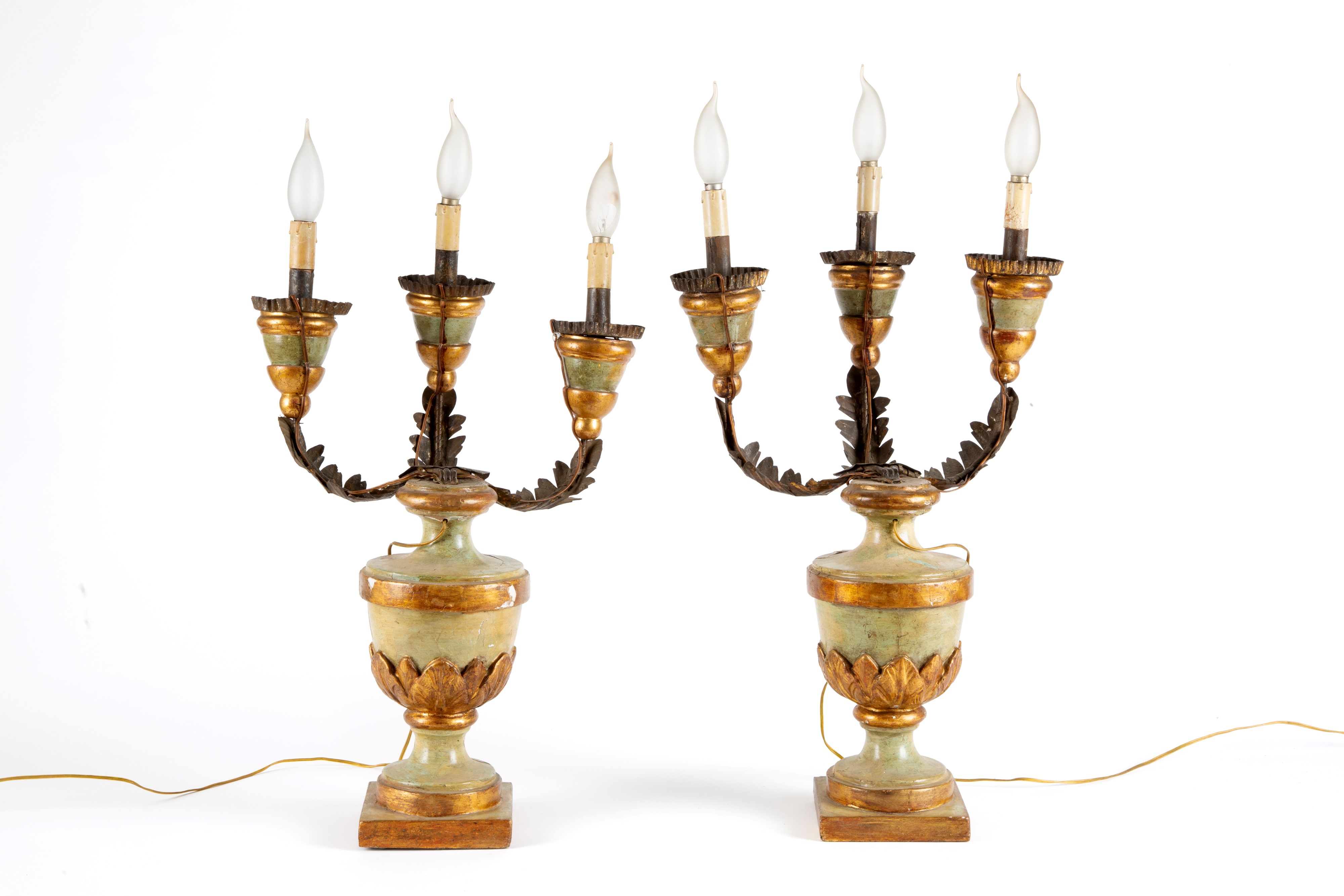 Coppia di lampade, tre luci, anfore in legno laccato verde e metallo dorato, XIX secolo