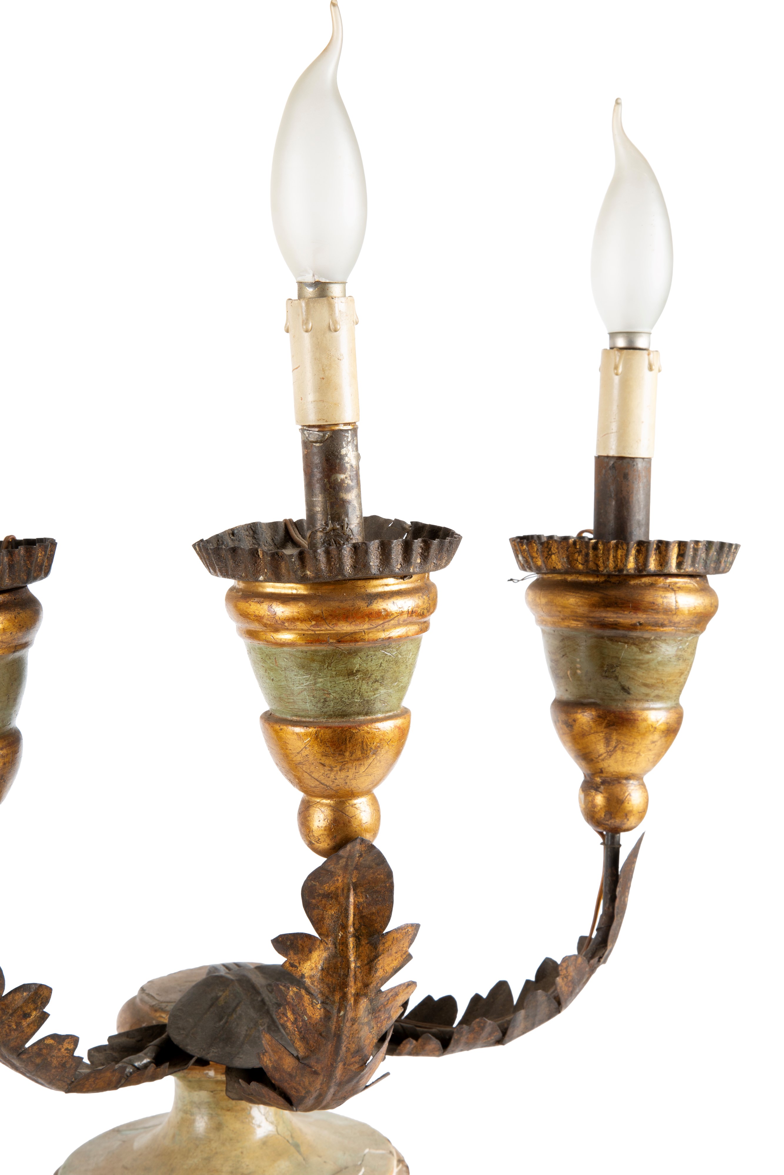 Coppia di lampade, tre luci, anfore in legno laccato verde e metallo dorato, XIX secolo