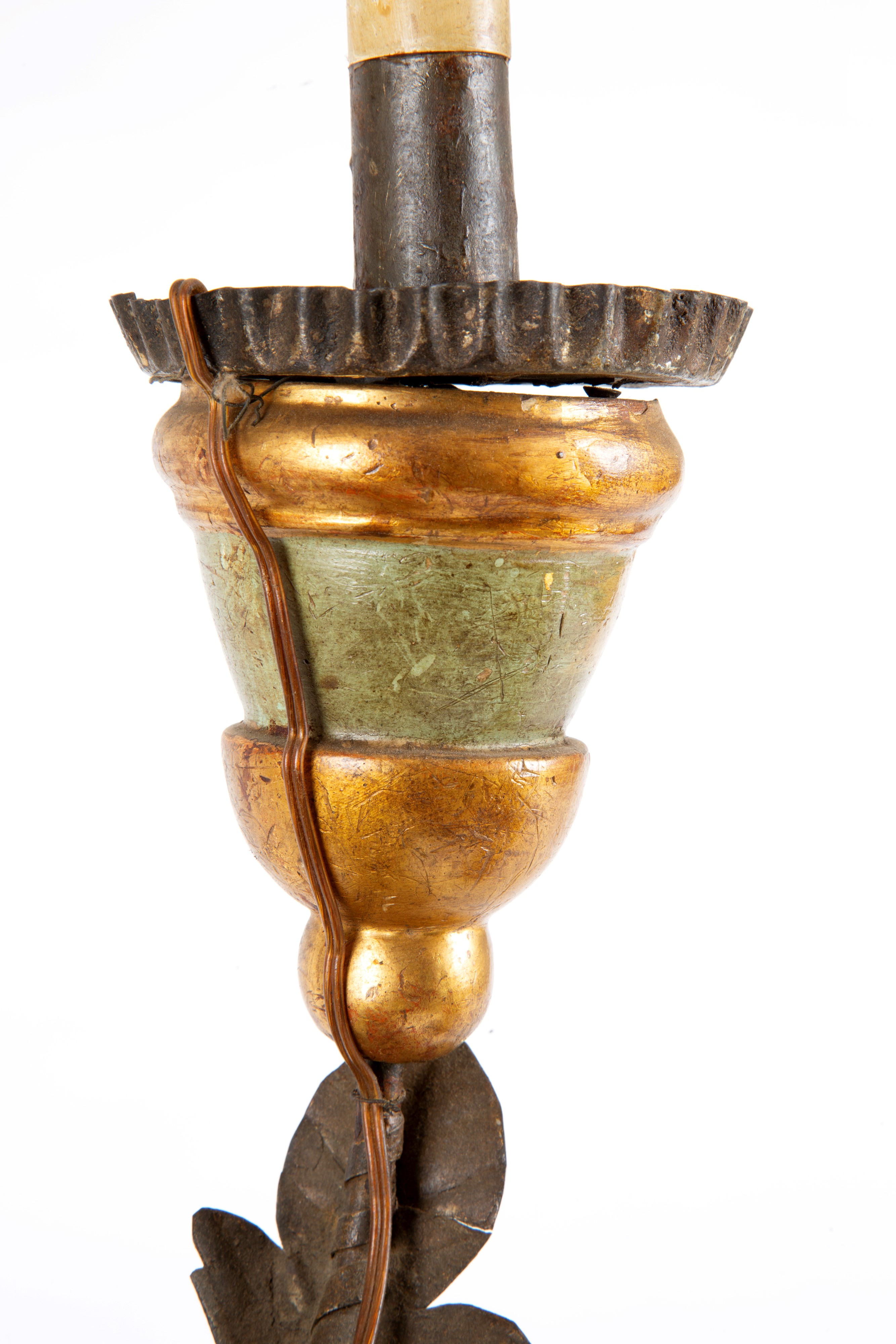 Coppia di lampade, tre luci, anfore in legno laccato verde e metallo dorato, XIX secolo