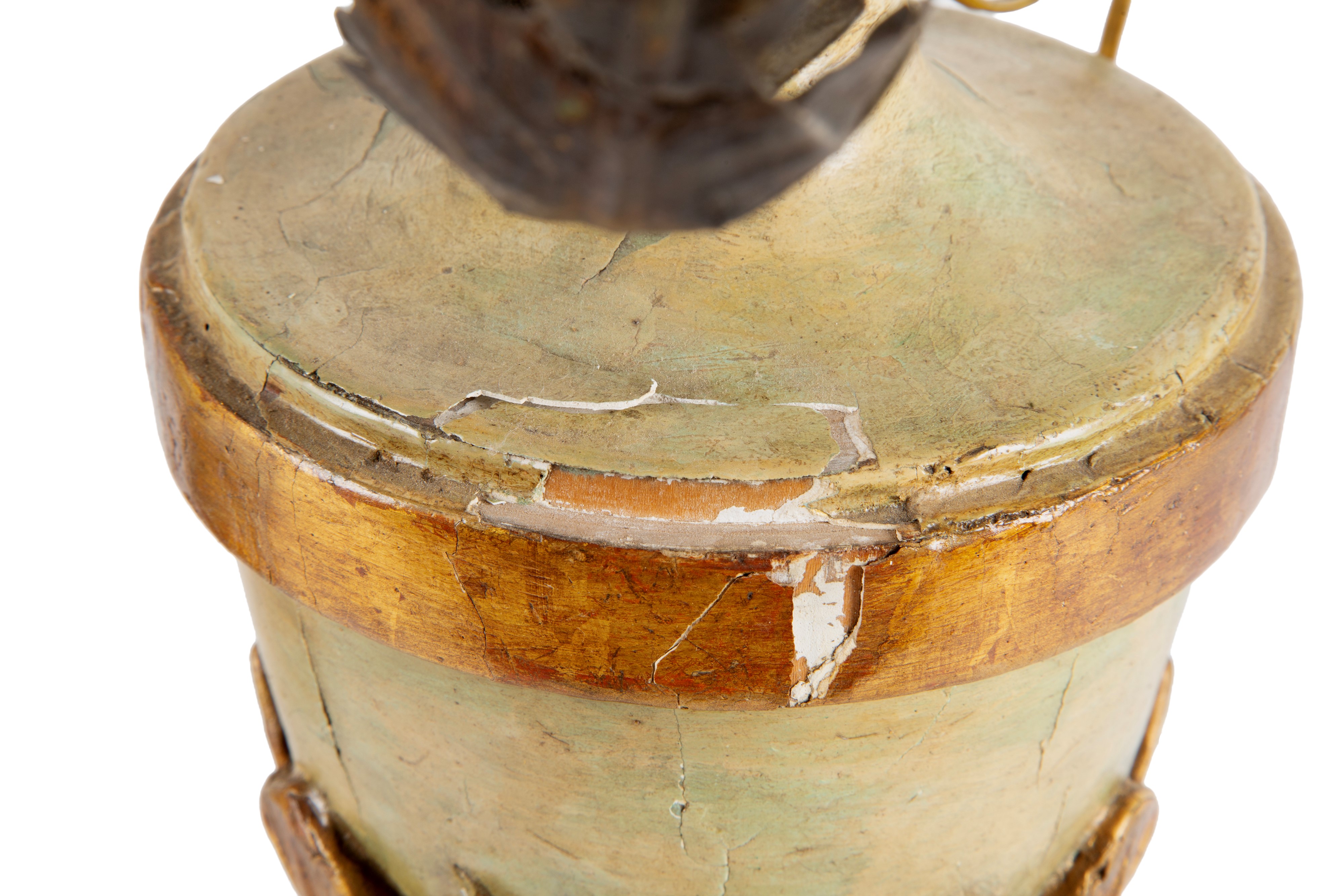 Coppia di lampade, tre luci, anfore in legno laccato verde e metallo dorato, XIX secolo
