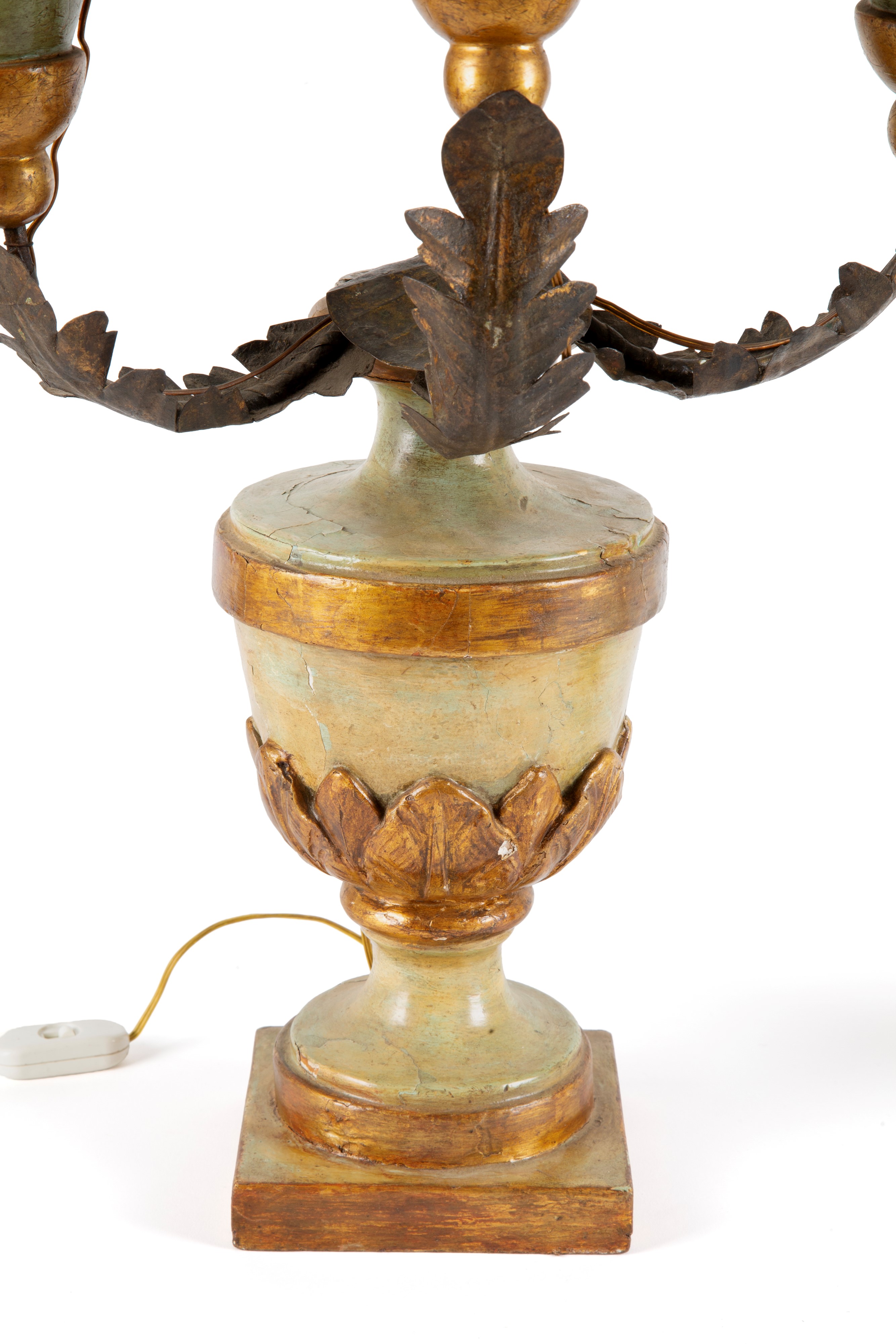 Coppia di lampade, tre luci, anfore in legno laccato verde e metallo dorato, XIX secolo
