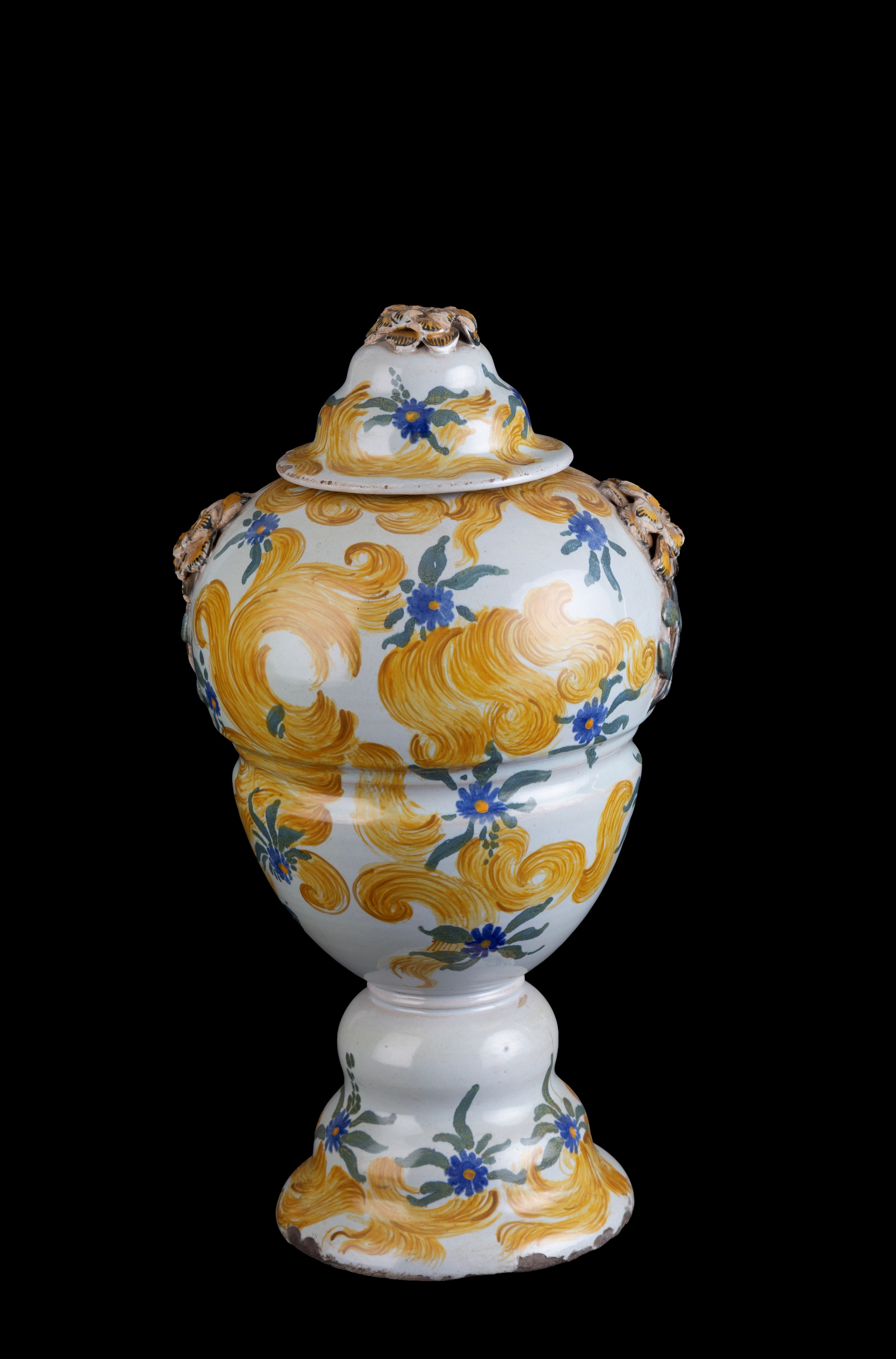 Quattro vasi con coperchi, maiolica dipinta, motivi floreali (XVIII secolo)