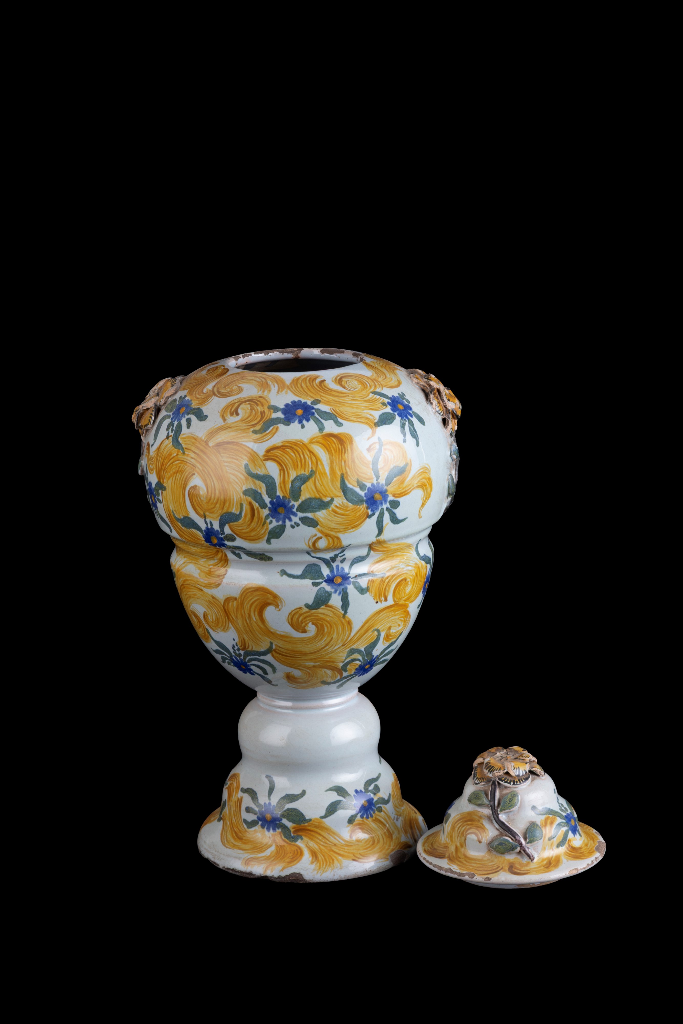 Quattro vasi con coperchi, maiolica dipinta, motivi floreali (XVIII secolo)