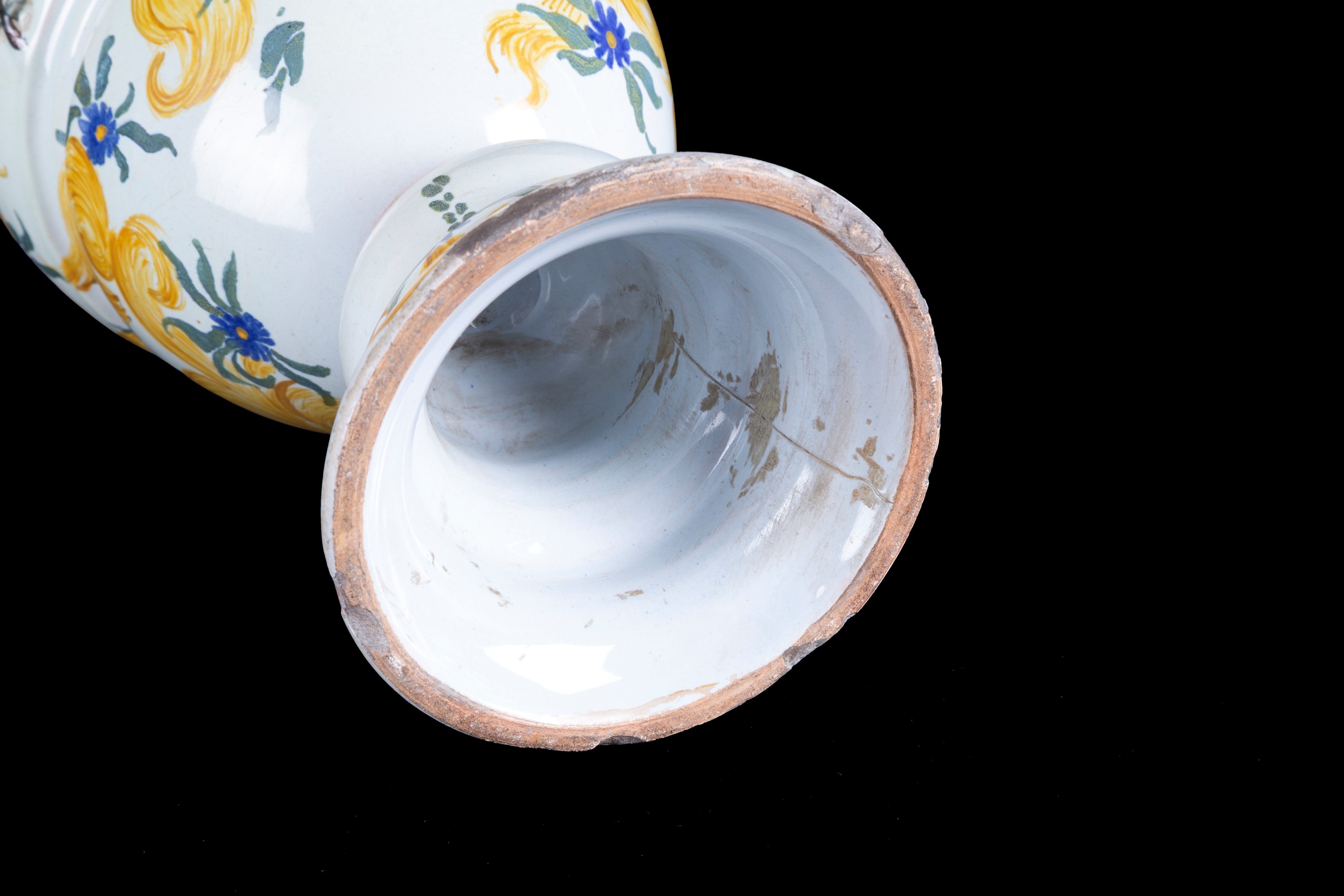 Quattro vasi con coperchi, maiolica dipinta, motivi floreali (XVIII secolo)