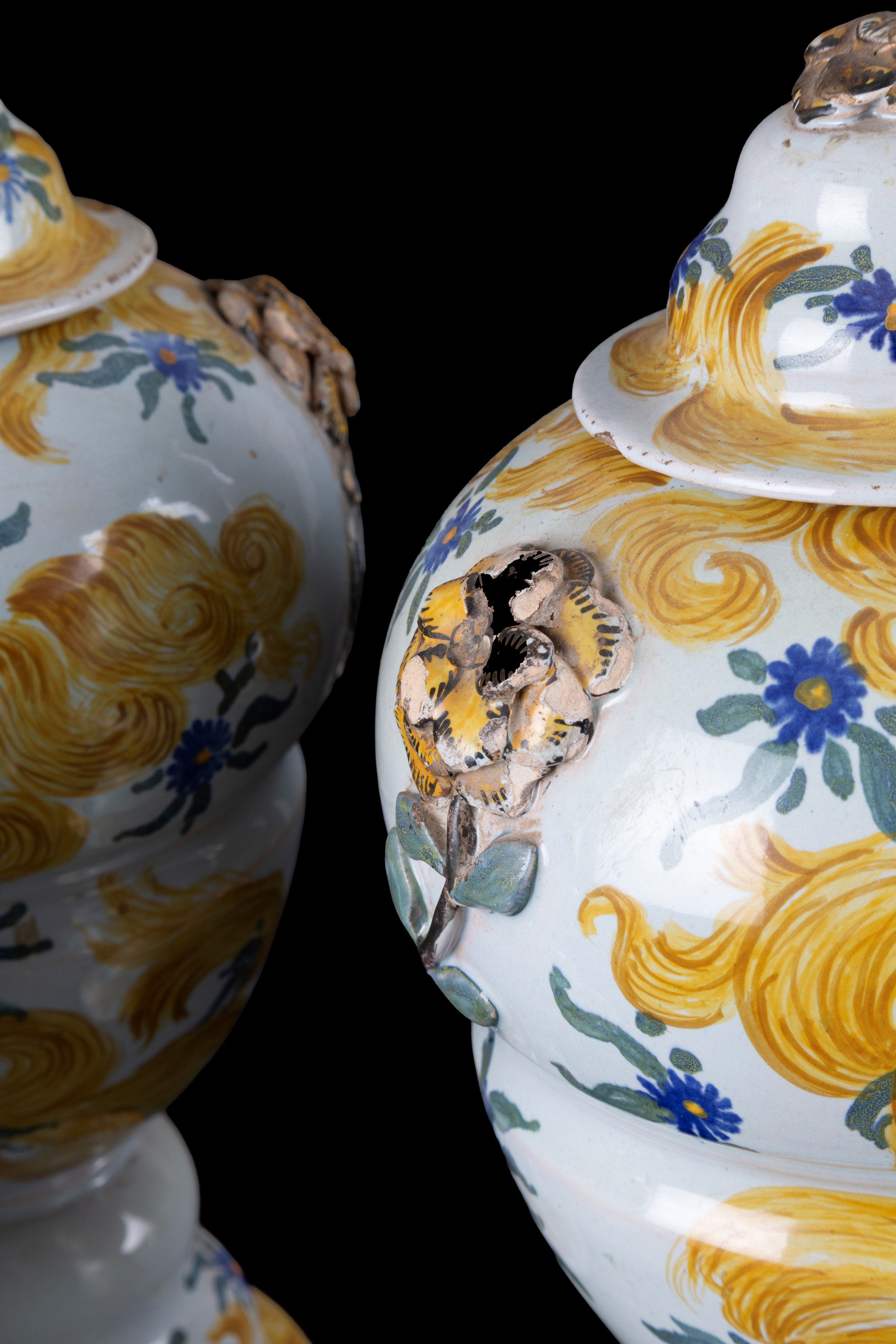 Quattro vasi con coperchi, maiolica dipinta, motivi floreali (XVIII secolo)