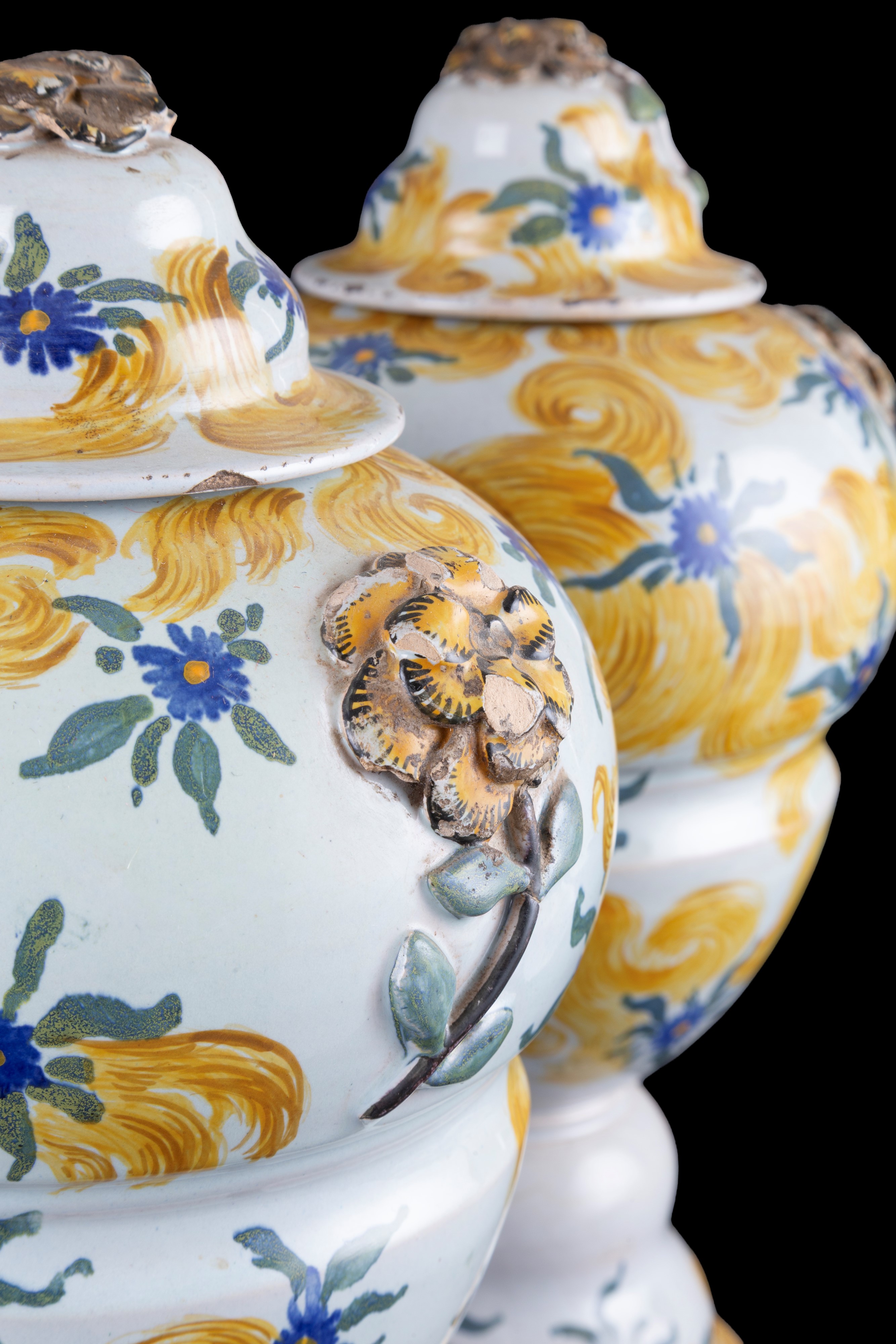 Quattro vasi con coperchi, maiolica dipinta, motivi floreali (XVIII secolo)