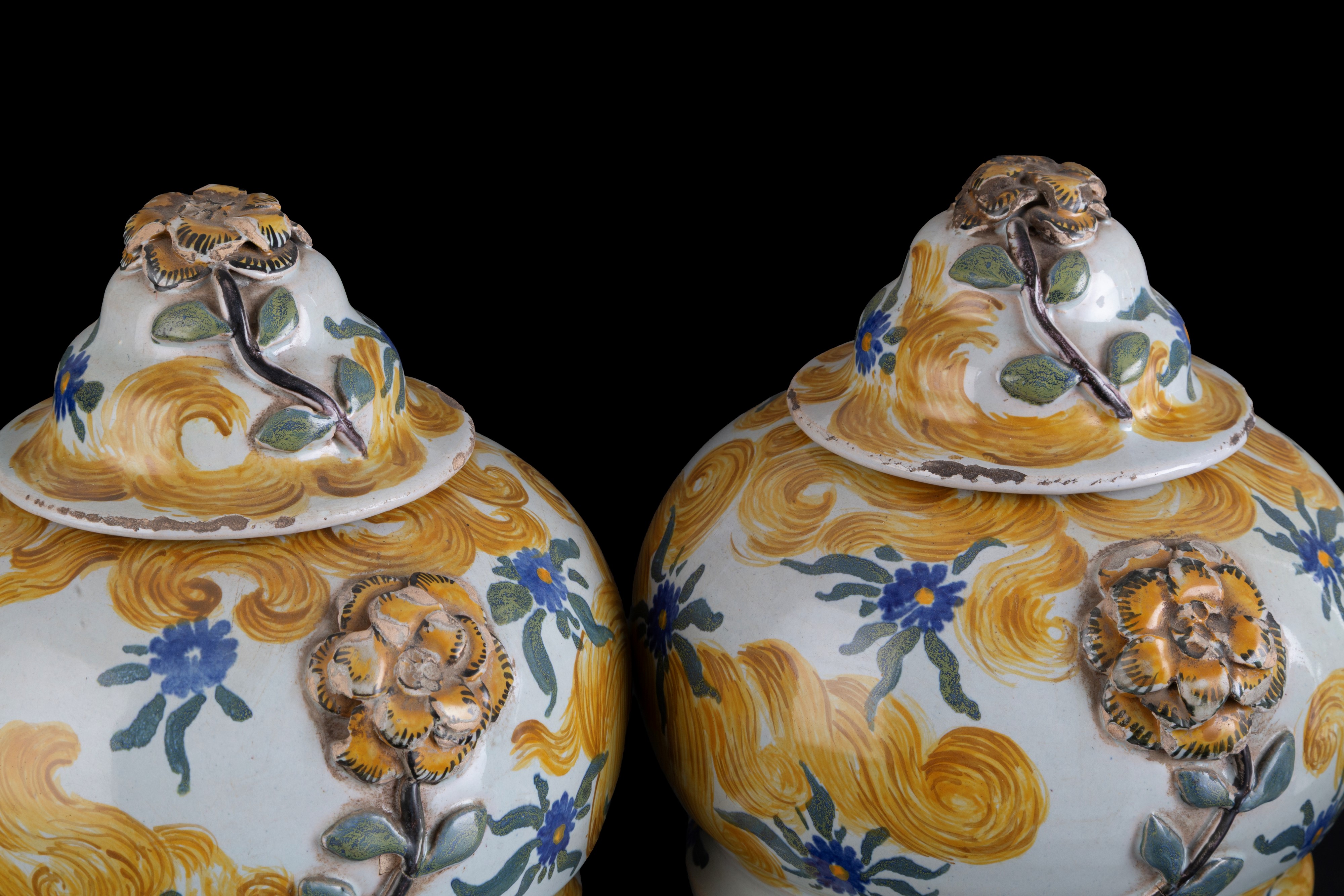 Quattro vasi con coperchi, maiolica dipinta, motivi floreali (XVIII secolo)