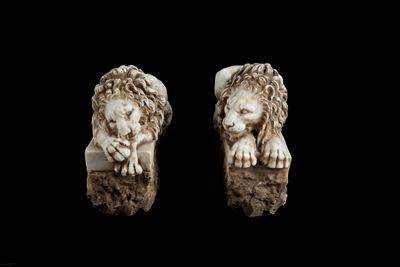 Scultore anonimo, Due sculture di leoni in marmo bianco