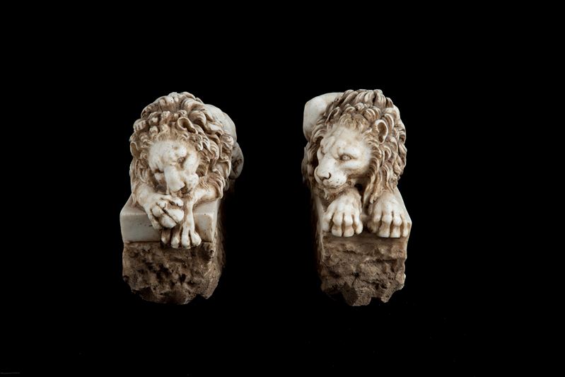 Scultore anonimo, Due sculture di leoni in marmo bianco