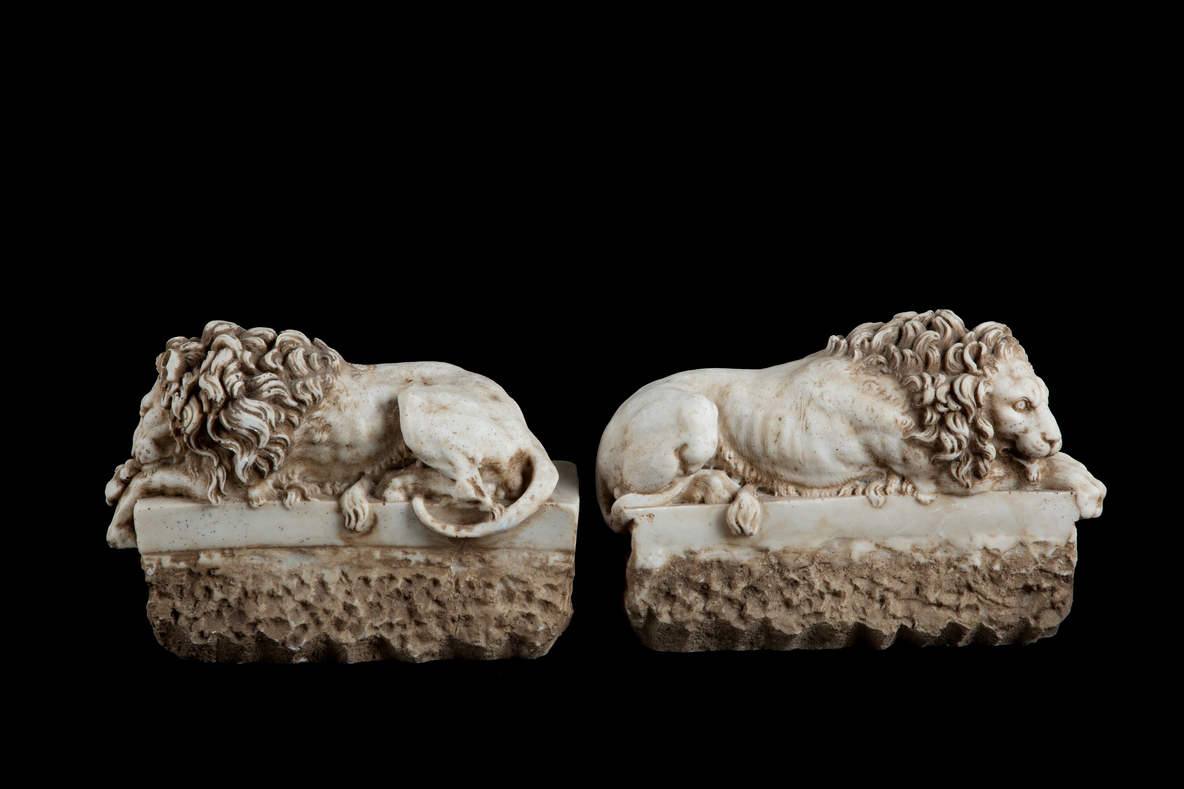 Scultore anonimo, Due sculture di leoni in marmo bianco