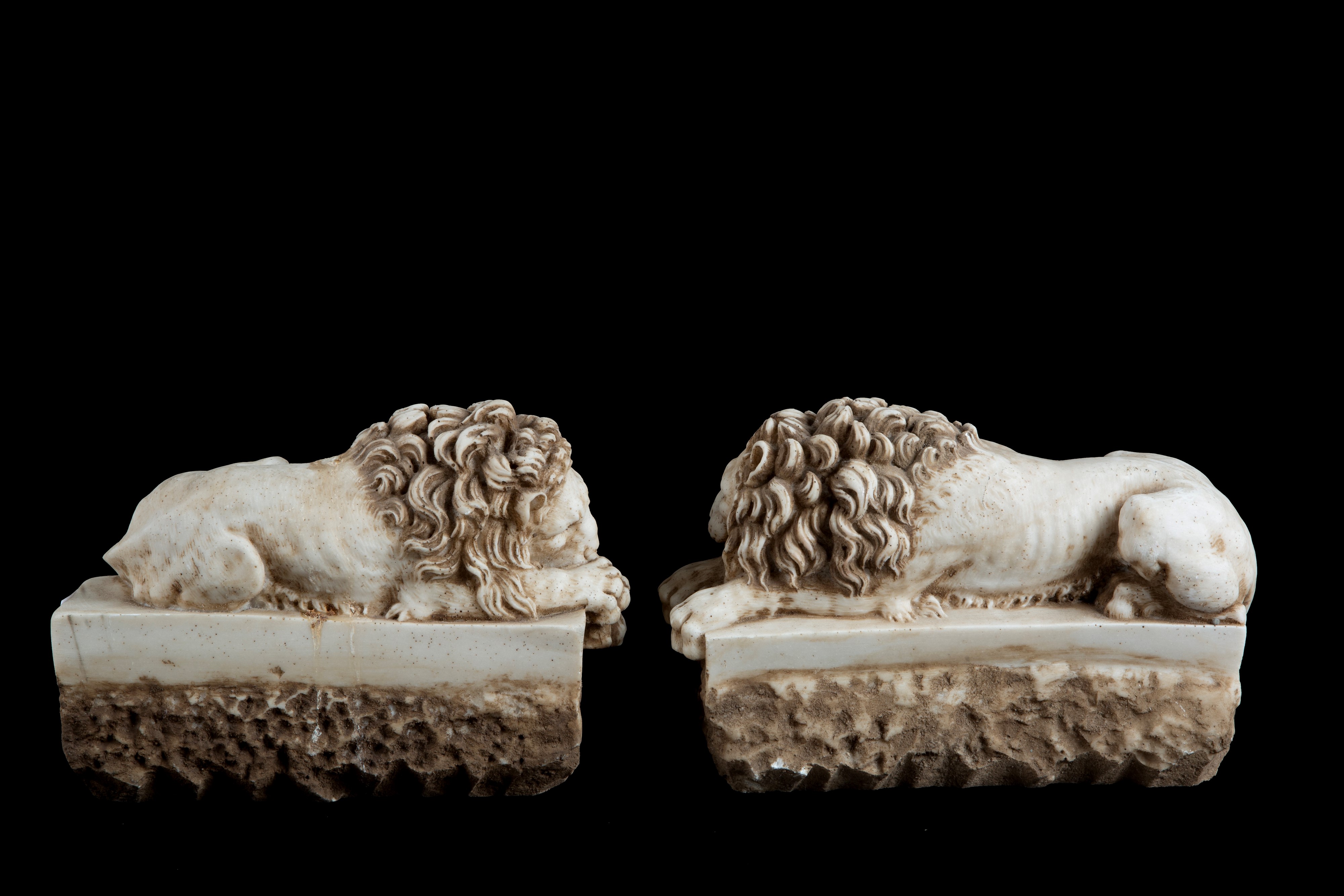 Scultore anonimo, Due sculture di leoni in marmo bianco