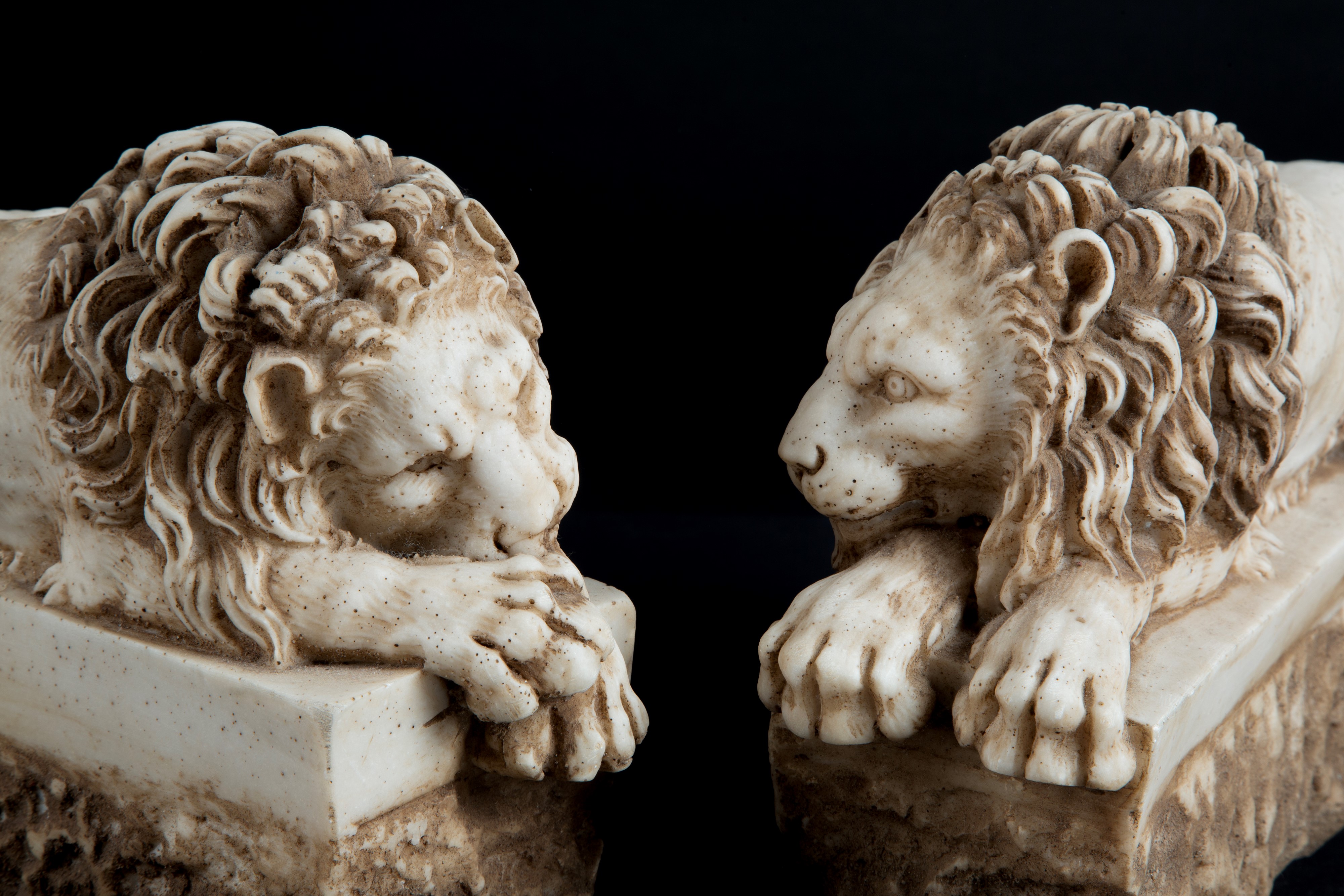 Scultore anonimo, Due sculture di leoni in marmo bianco
