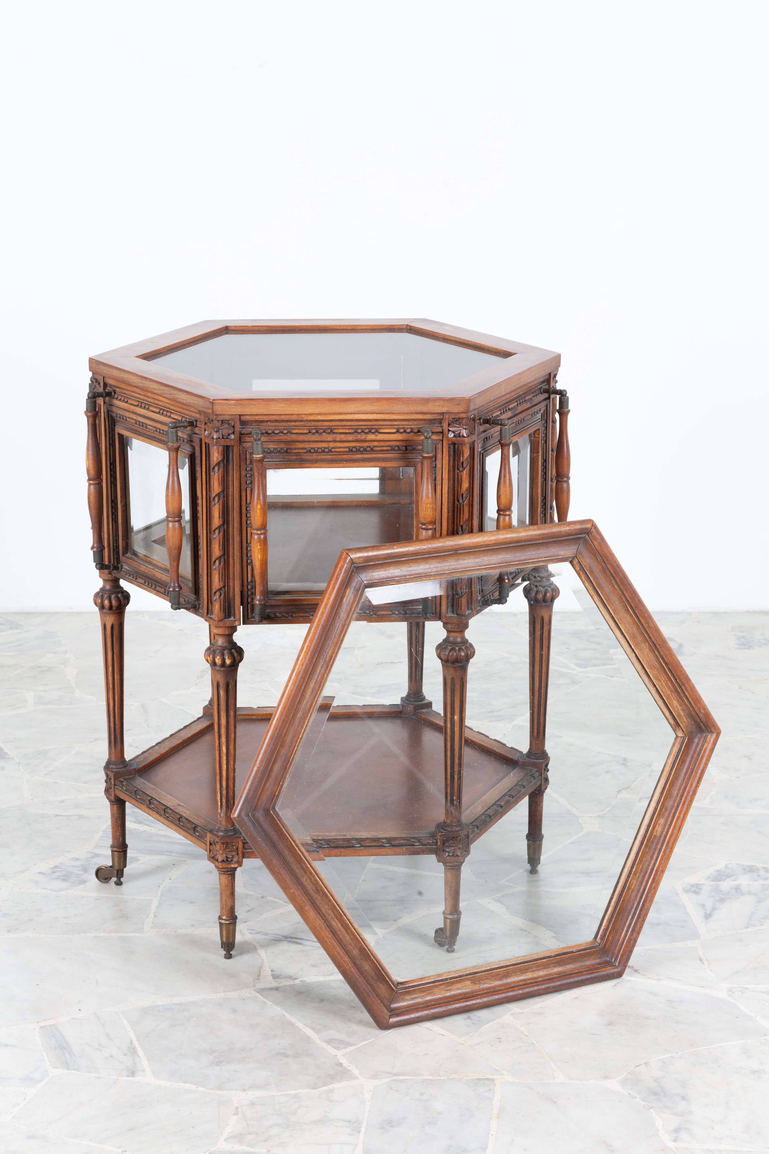 Tavolino-vetrinetta ottagonale