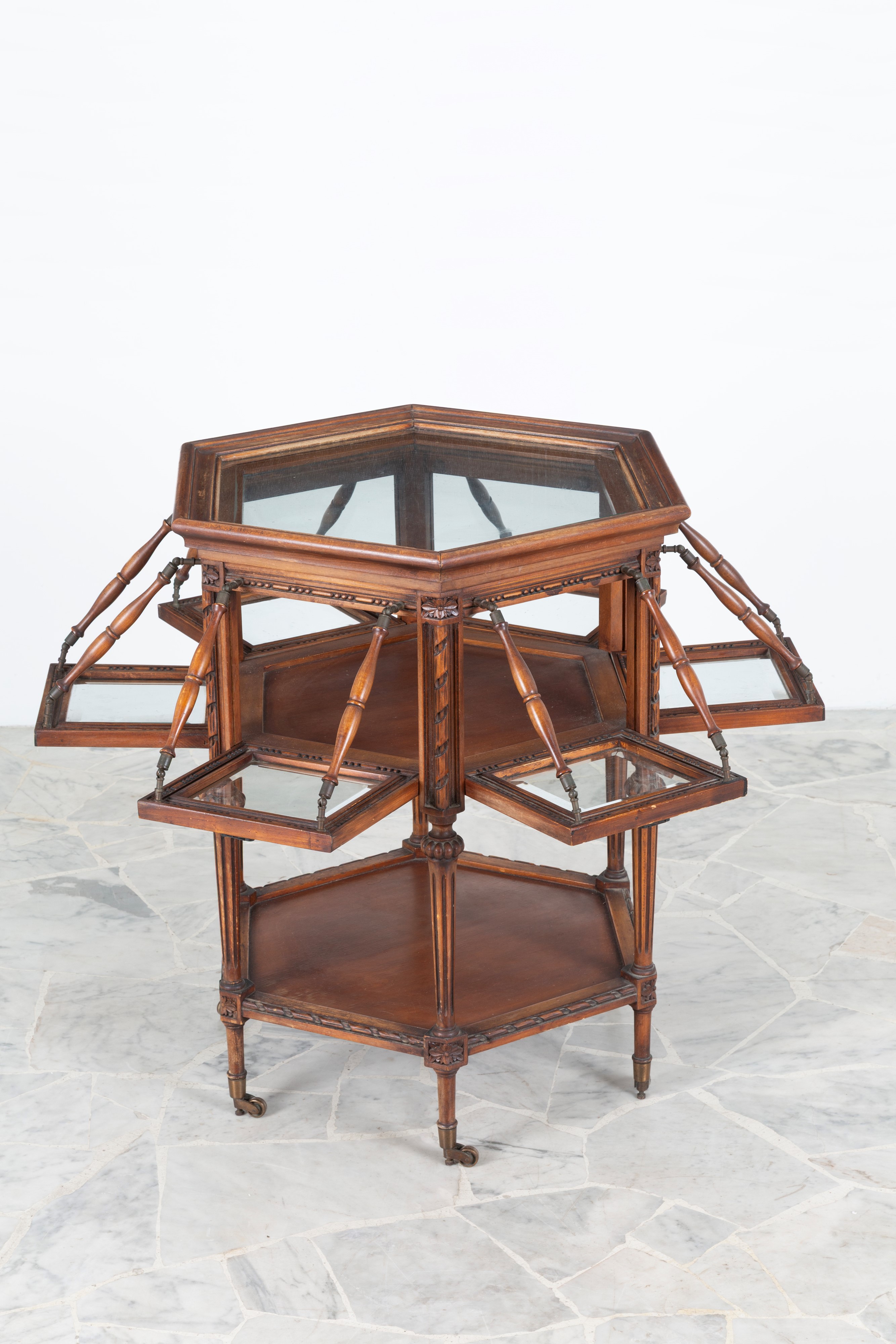 Tavolino-vetrinetta ottagonale