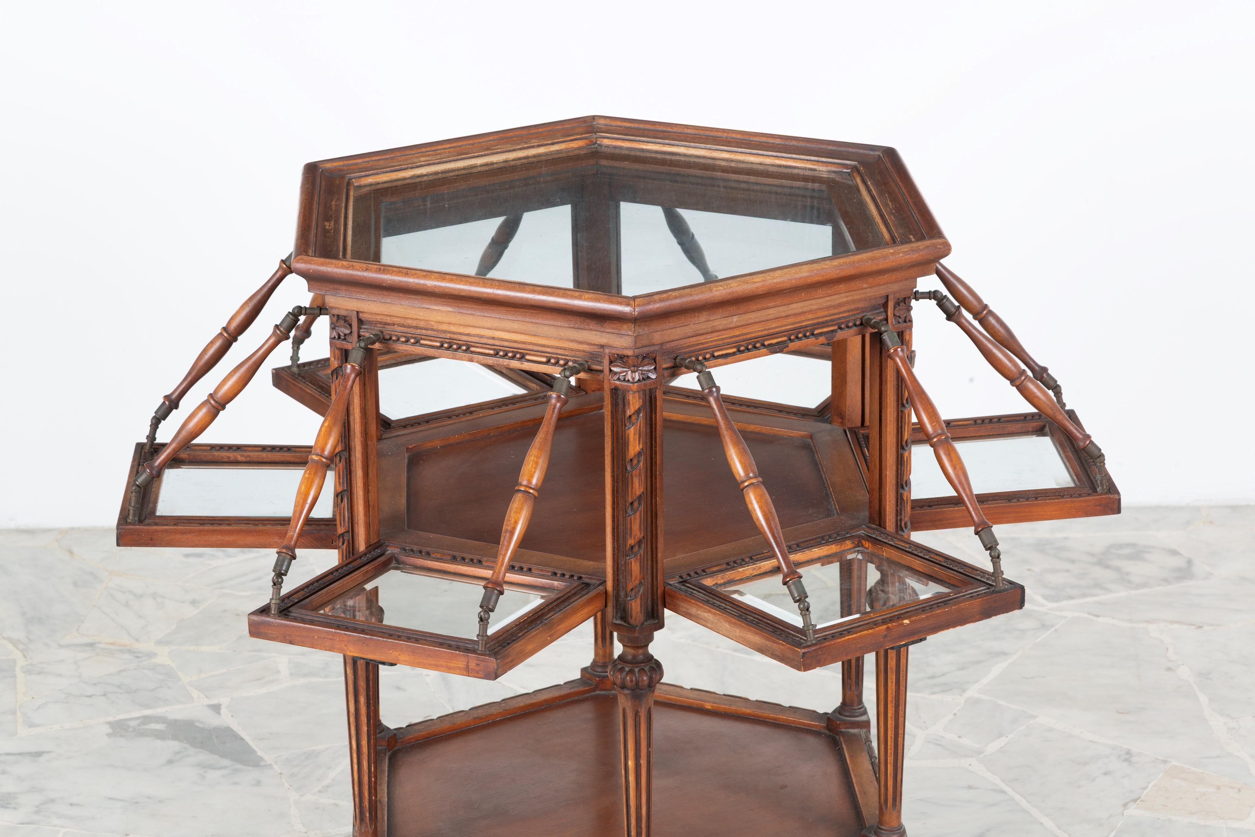 Tavolino-vetrinetta ottagonale