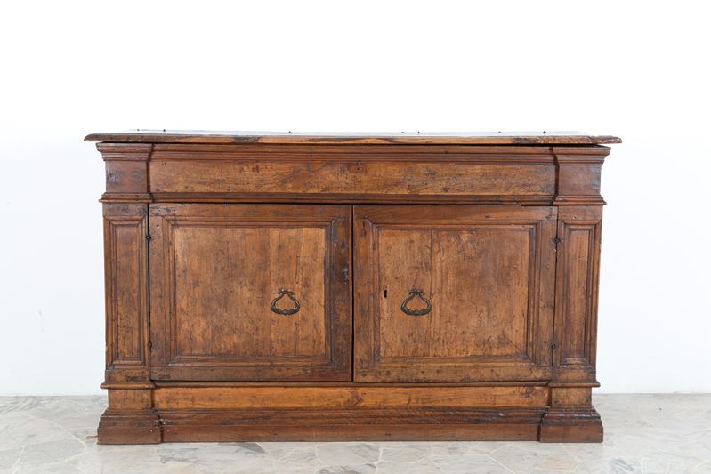 Credenza in noce, due sportelli con piano apribile (Toscana, XVII secolo)