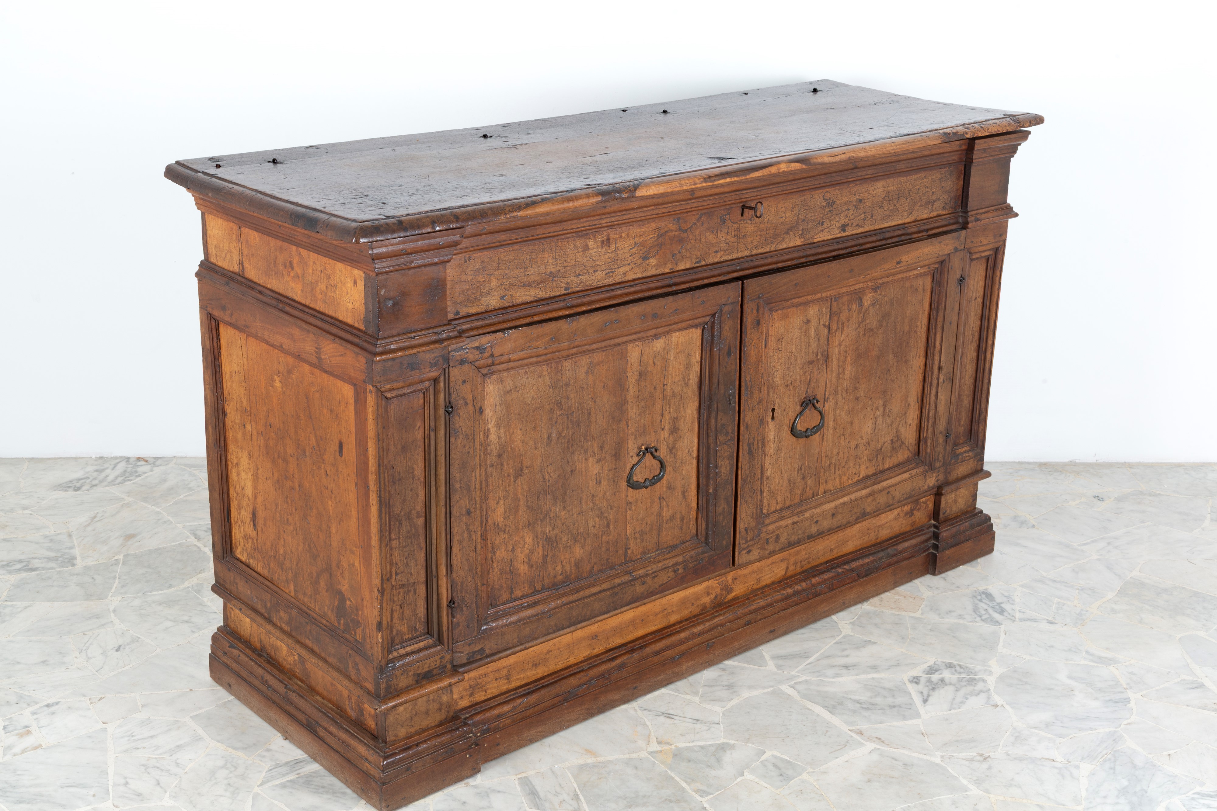Credenza in noce, due sportelli con piano apribile (Toscana, XVII secolo)