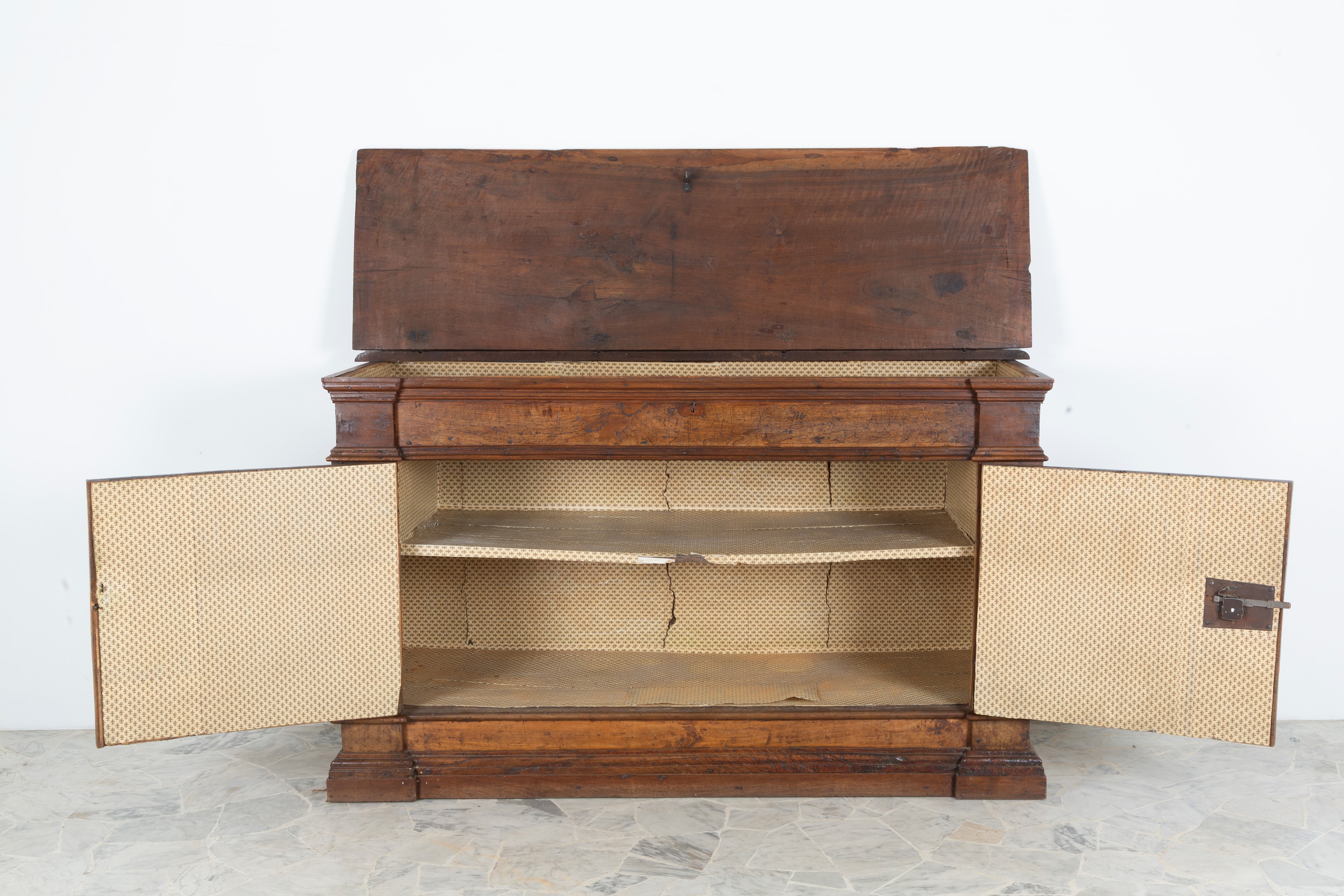 Credenza in noce, due sportelli con piano apribile (Toscana, XVII secolo)